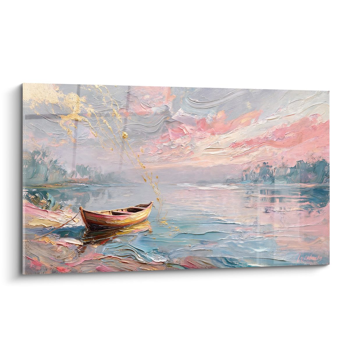 Barque en bois posée sur une rive face à un lac aux reflets roses et dorés