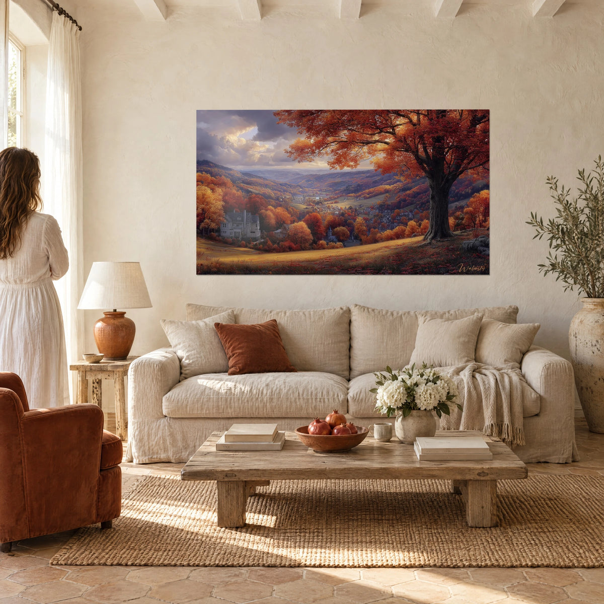 Gemälde Herbsttal mit rostroten Ahornbäumen und goldenem Laub, ein Dorf in der Mulde der Hügel, über einem Sofa in einem hellen Wohnzimmer