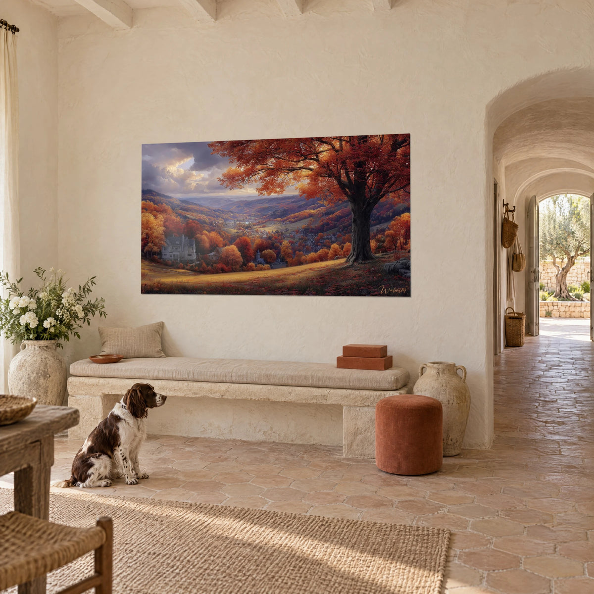 Gemälde Hügellandschaft in Purpur, große orangefarbene Eiche und elfenbeinfarbener wolkiger Himmel, hängend hinter einem sitzenden Spaniel in einem provenzalischen Landhaus