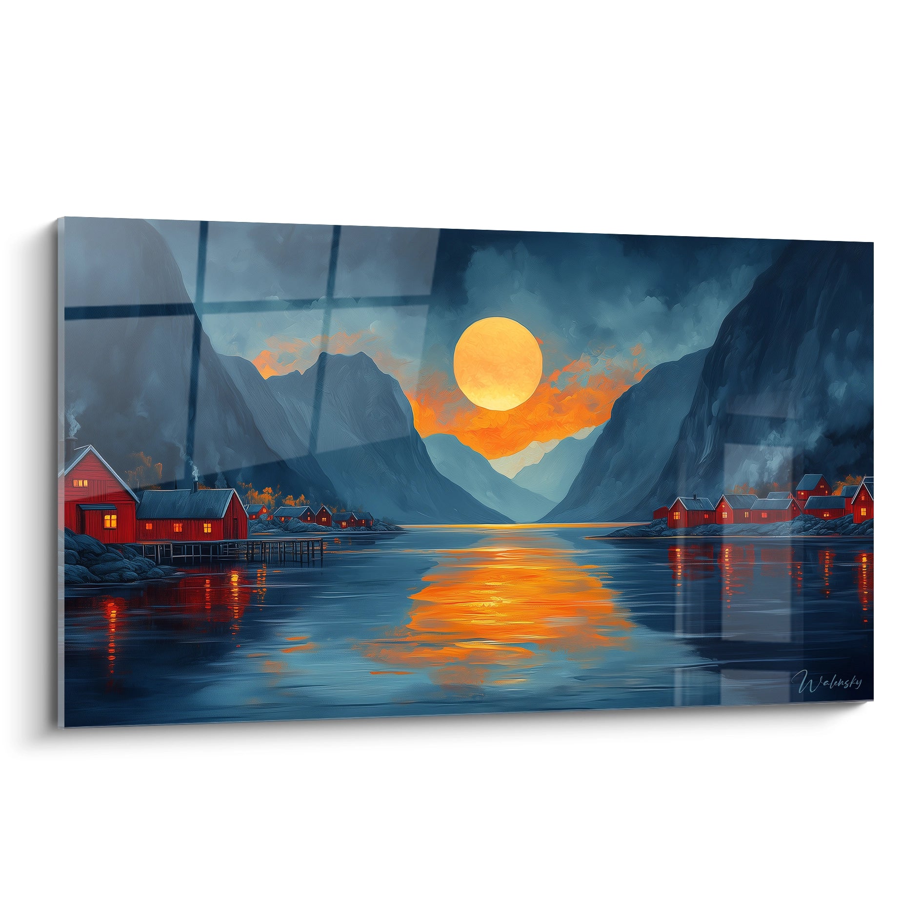 Tableau représentant un fjord nordique au coucher de soleil avec des cabanes rouges sur les rives, montagnes bleutées imposantes et reflets orangés sur l'eau calme créant un chemin lumineux.
