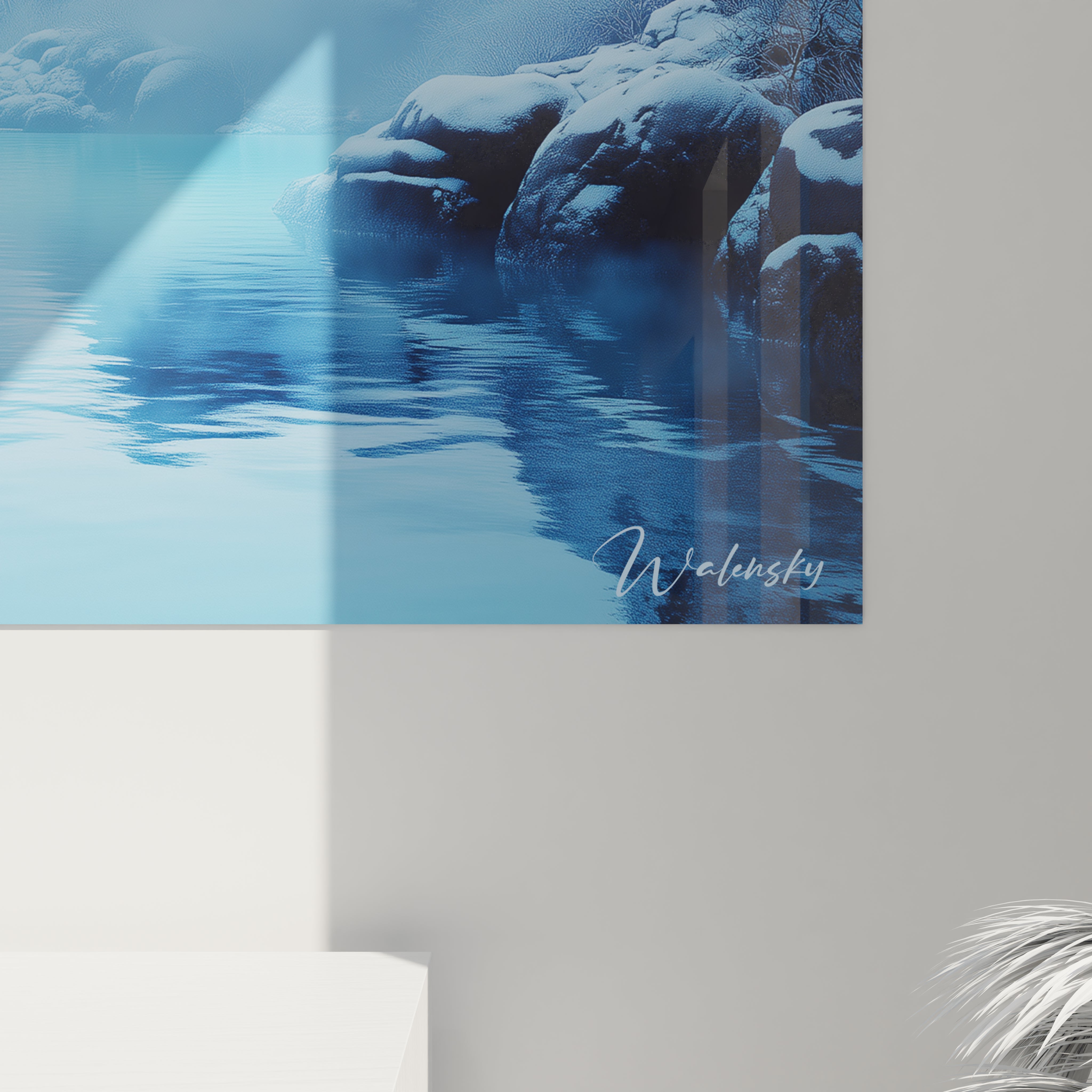 Un tableau montagne dévoilant un paysage alpin hivernal avec un lac aux eaux cristallines, encadré par des formations rocheuses couvertes de neige, dans une palette dominée par différentes nuances de bleu et de blanc créant une atmosphère mystique.