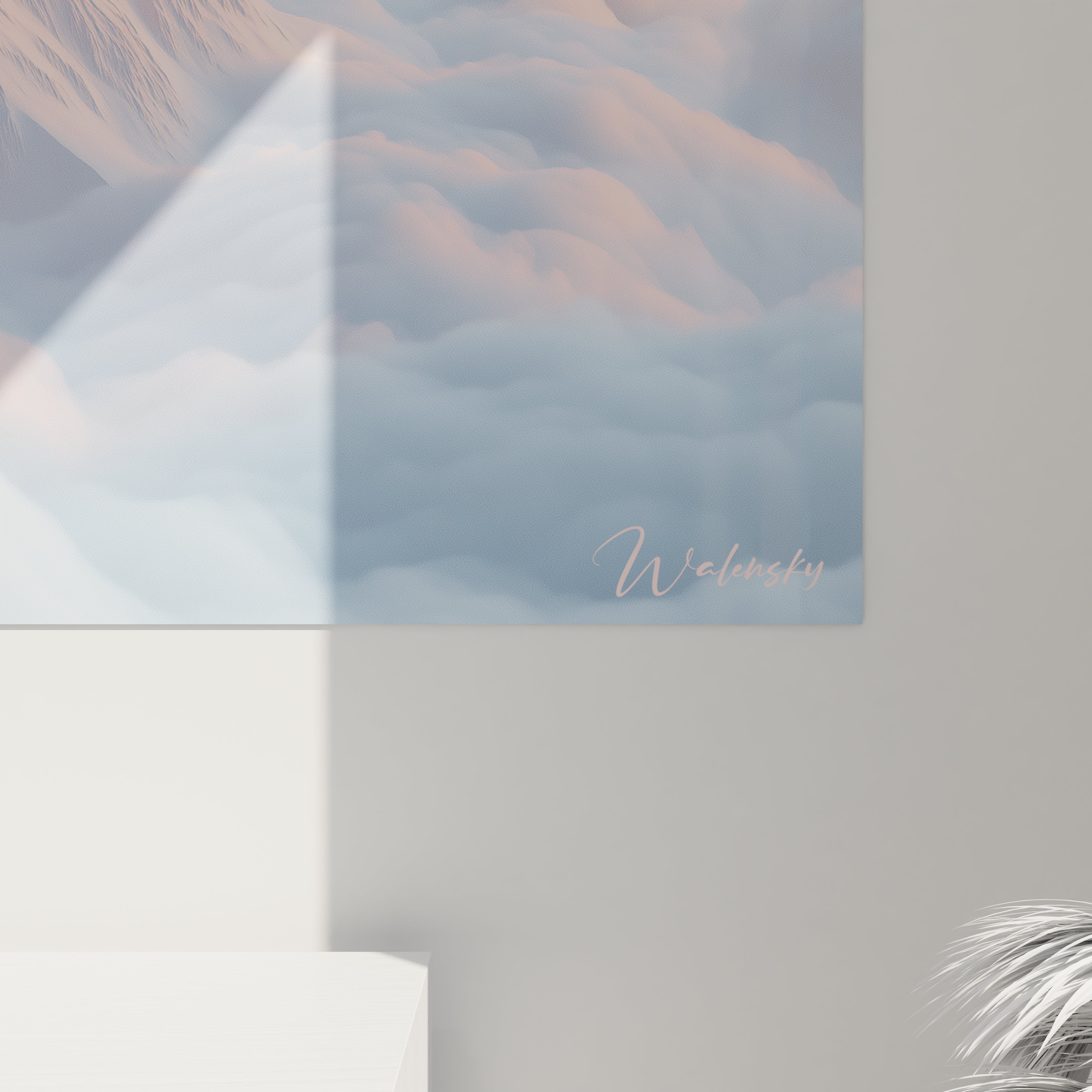Tableau montagne minimaliste présentant une chaîne montagneuse bleue aux arêtes nettes surgissant d'un océan de nuages blancs vaporeux, sous un ciel dégradé allant du rose pâle à l'orange doux.