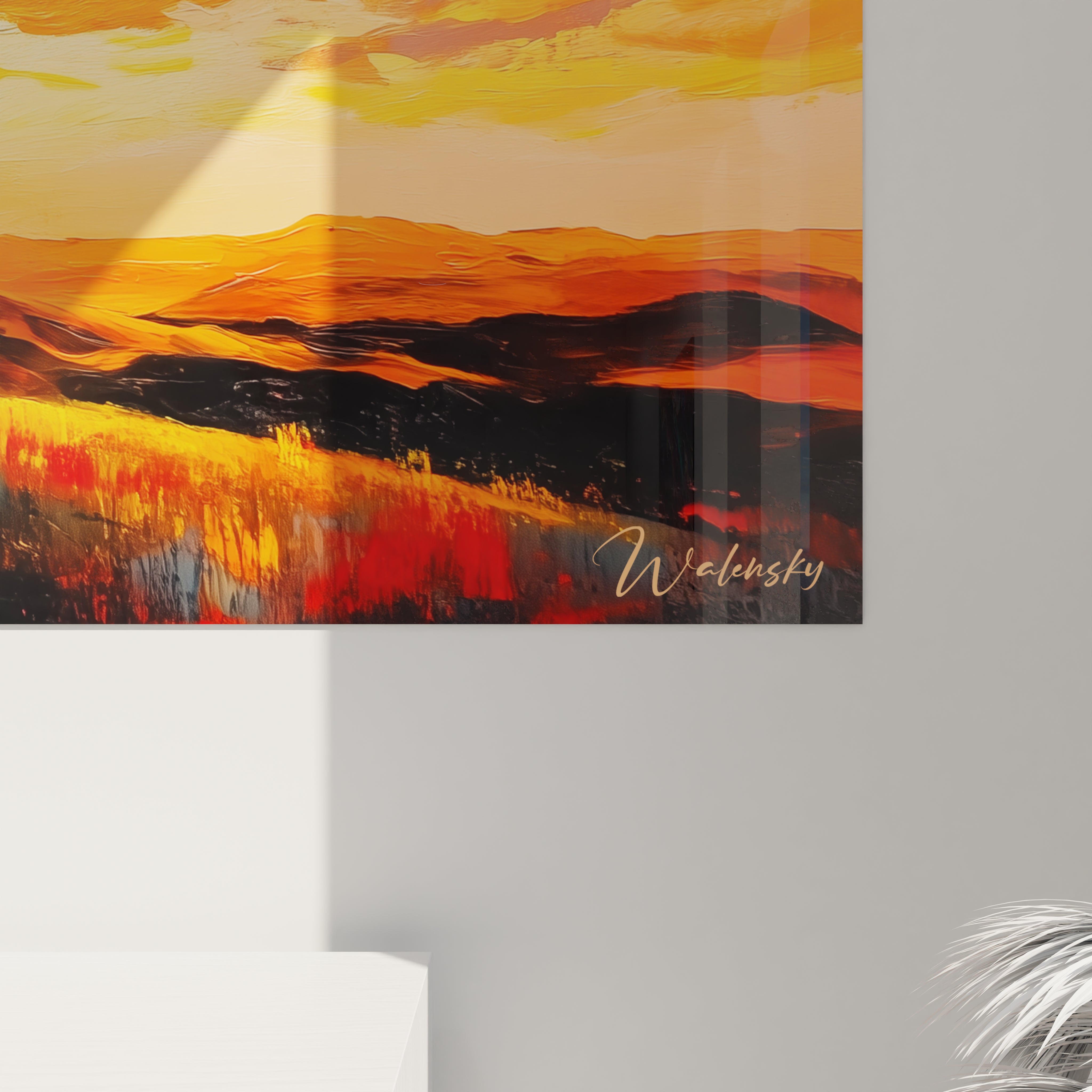 Un tableau savane africaine représentant un arbre solitaire aux tons bleutés dont les branches s'étendent horizontalement, se détachant sur un ciel explosif d'orange et de jaune, surplombant une plaine texturée aux couleurs chaudes et des collines lointaines.