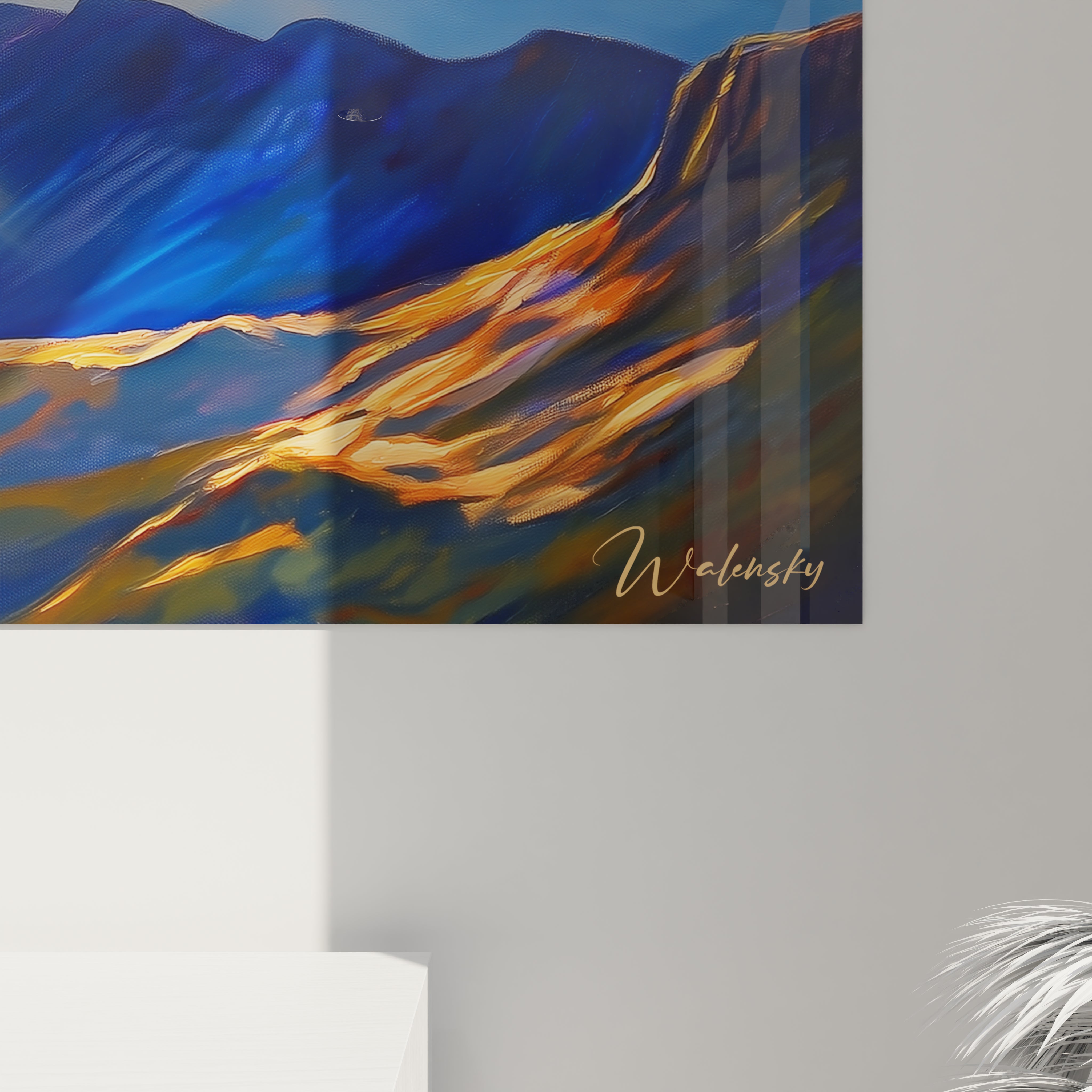 Un tableau montrant un panorama montagneux spectaculaire sous un ciel dramatique, où des rayons solaires dorés percent des nuages épais pour éclairer des pics rocheux bleu marine et des vallées profondes