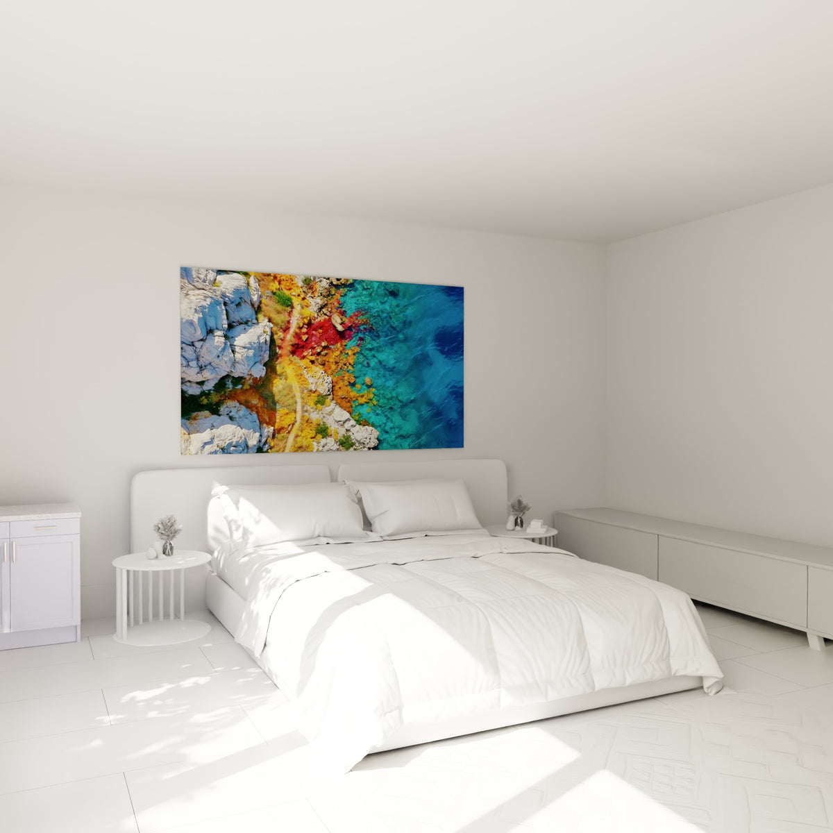 Calanque aux teintes rouge et turquoise accrochée au-dessus d'un lit dans une chambre claire