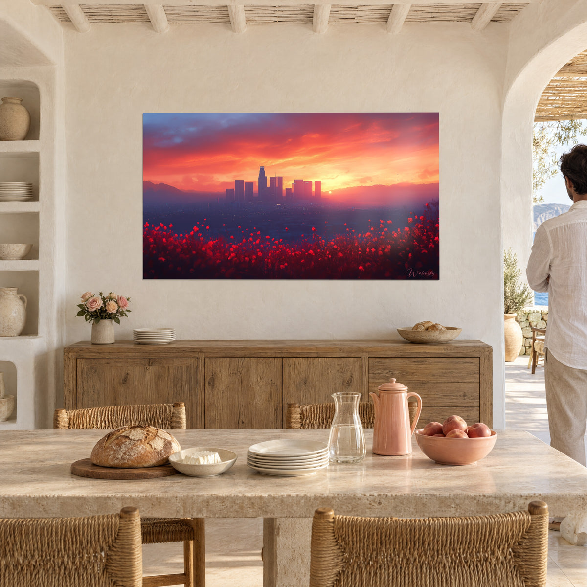 Gemälde lodernde Stadt, Wolkenkratzer-Horizont in nachtblau und leuchtend rosa Himmel, rote Blumen, über einem Holzbuffet in einem Esszimmer
