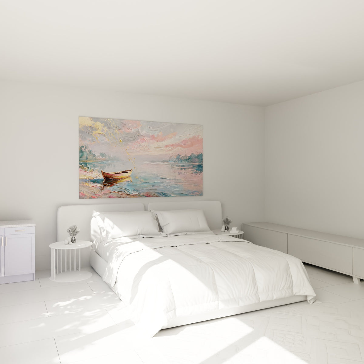 Lac paisible et barque dorée peints en touches épaisses, accrochés au-dessus d'un lit dans une chambre claire