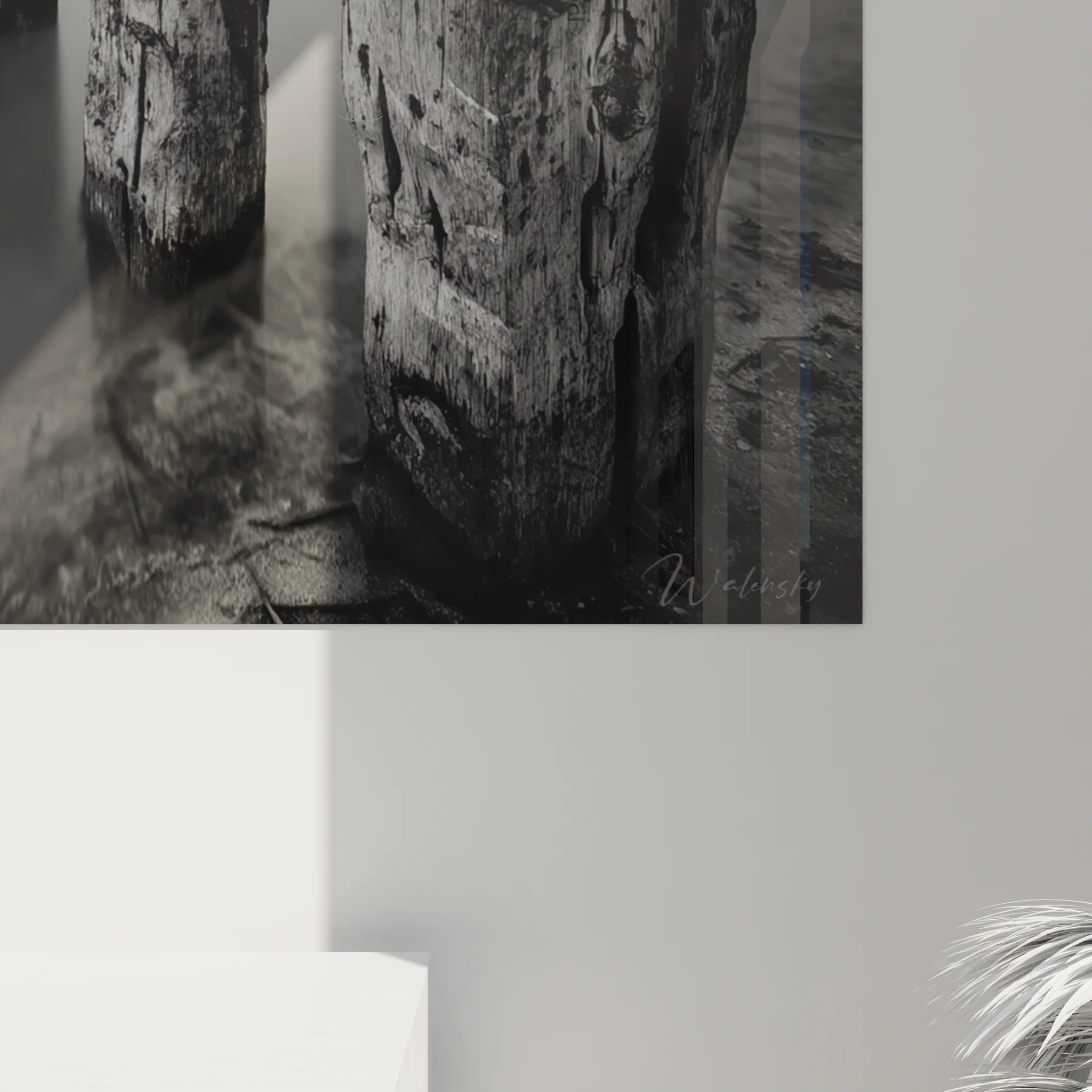 Vue ensemble tableau paysage marin noir blanc pieux bois eau lisse décoration murale zen