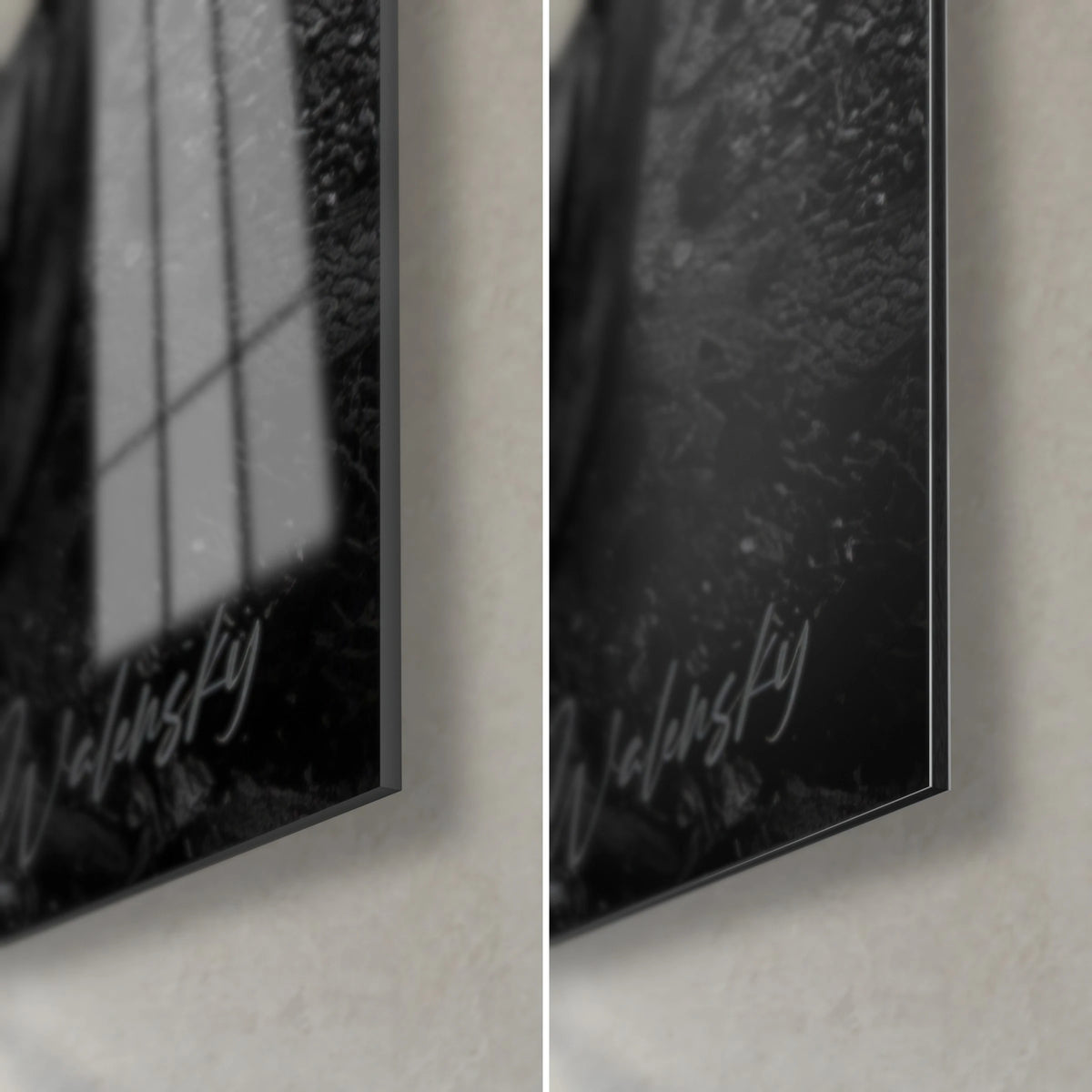 Tableau poteaux de bois en noir et blanc, coin bas droit : verre acrylique brillant noir profond reflétant une fenêtre, alu Dibond mat gris, tranche de 3 mm
