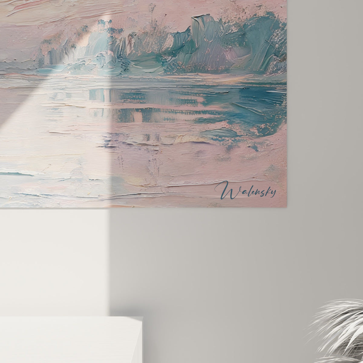 Empâtements épais mêlant rose corail et doré, coulures de peinture visibles sur la toile accrochée