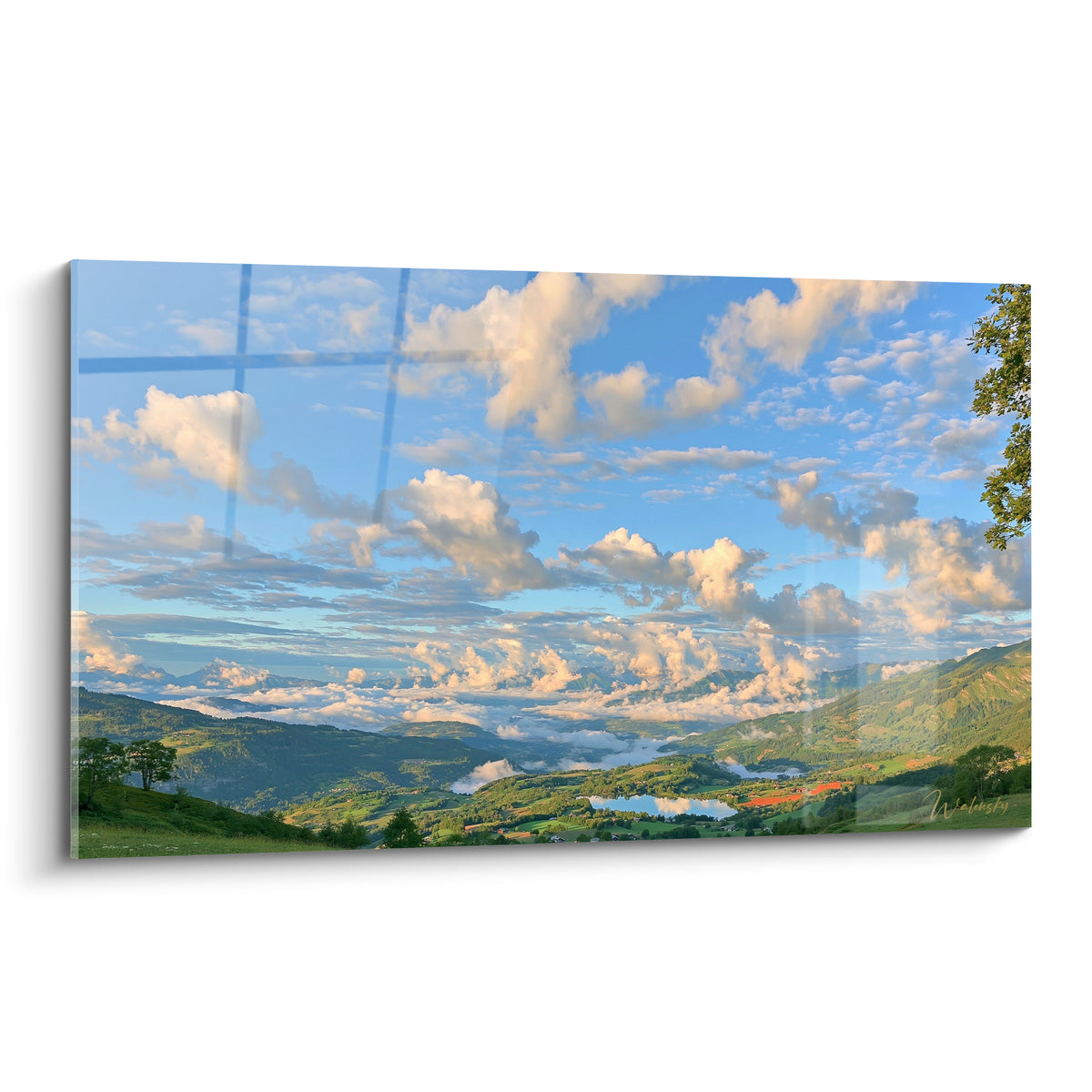 Vallée alpine verte et lac bleu sous un ciel de nuages dorés, tableau paysage panoramique lumineux