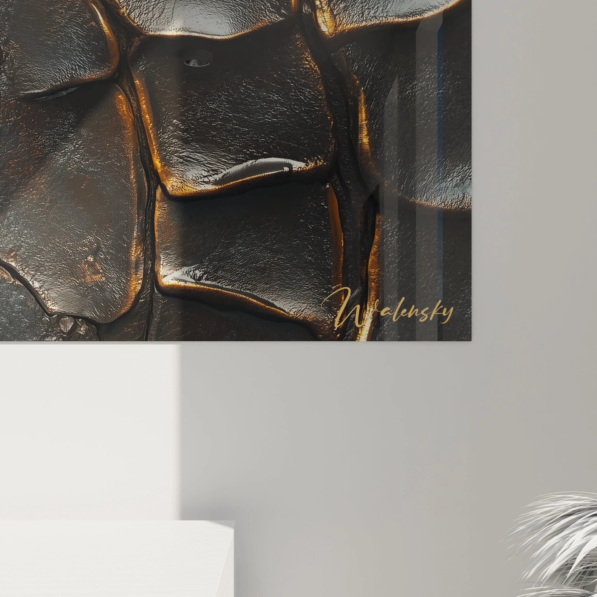 Focus sur les détails d’un tableau texturé abstrait, avec des motifs de craquelures marquées, des teintes sombres et des nuances dorées illuminant la surface.