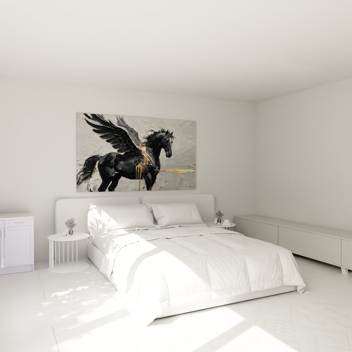 Créature ailée noire et dorée, crinière fluide, au-dessus d'un lit dans une chambre claire