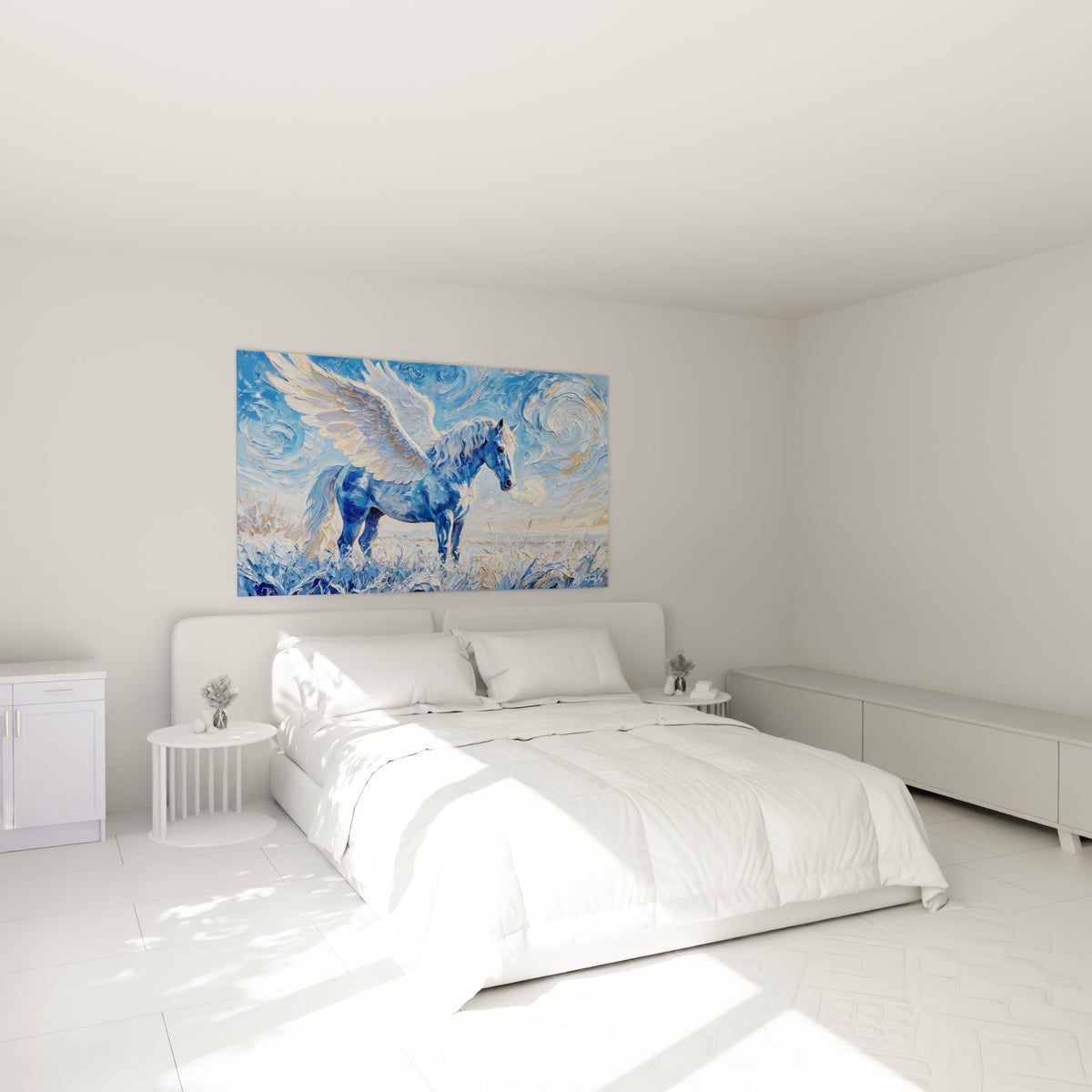 Cheval ailé bleu et doré au souffle vaporeux, accroché au-dessus d'un lit dans une chambre claire