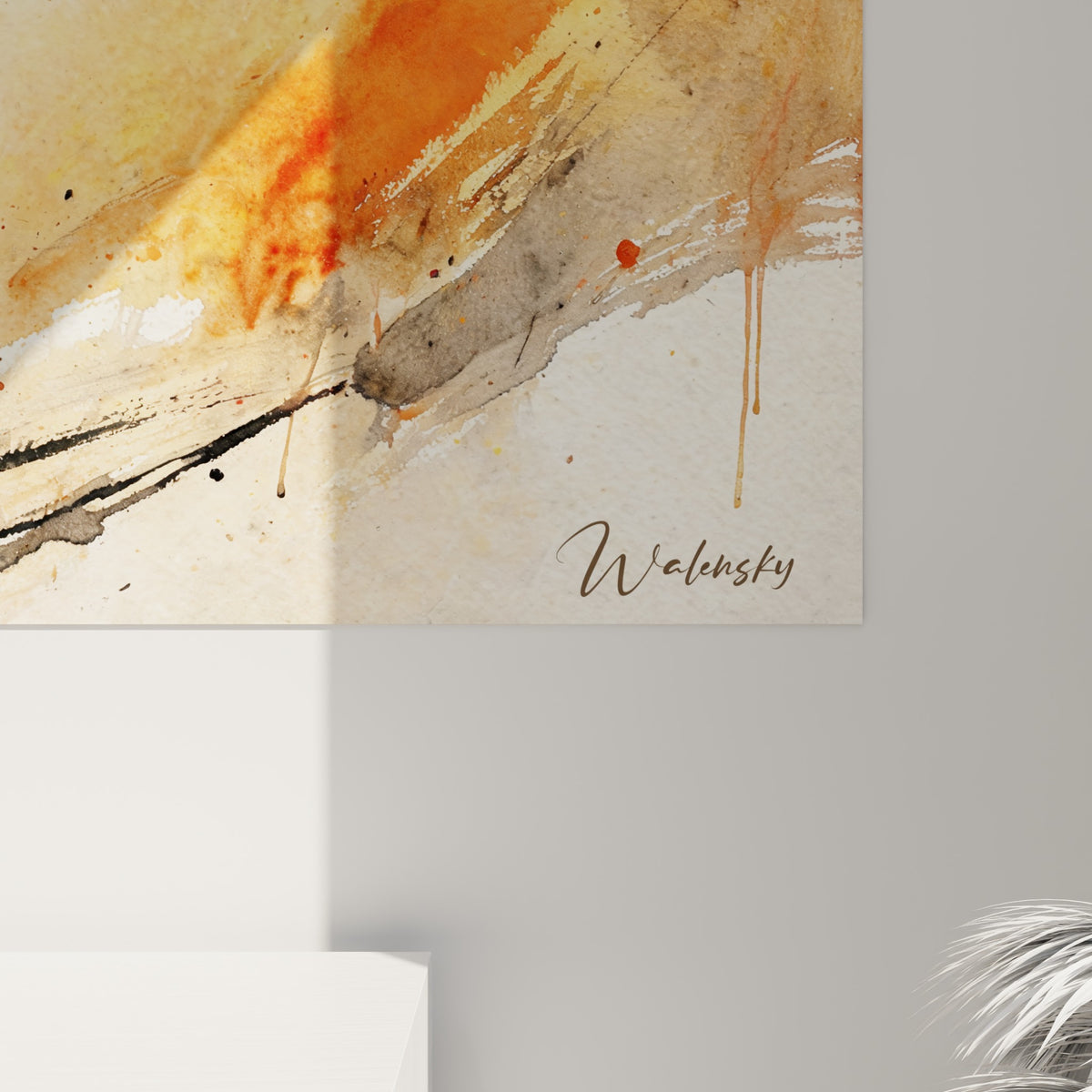 Détail des coulures d'encre noire et des touches orange fondues sur le papier texturé de l'œuvre