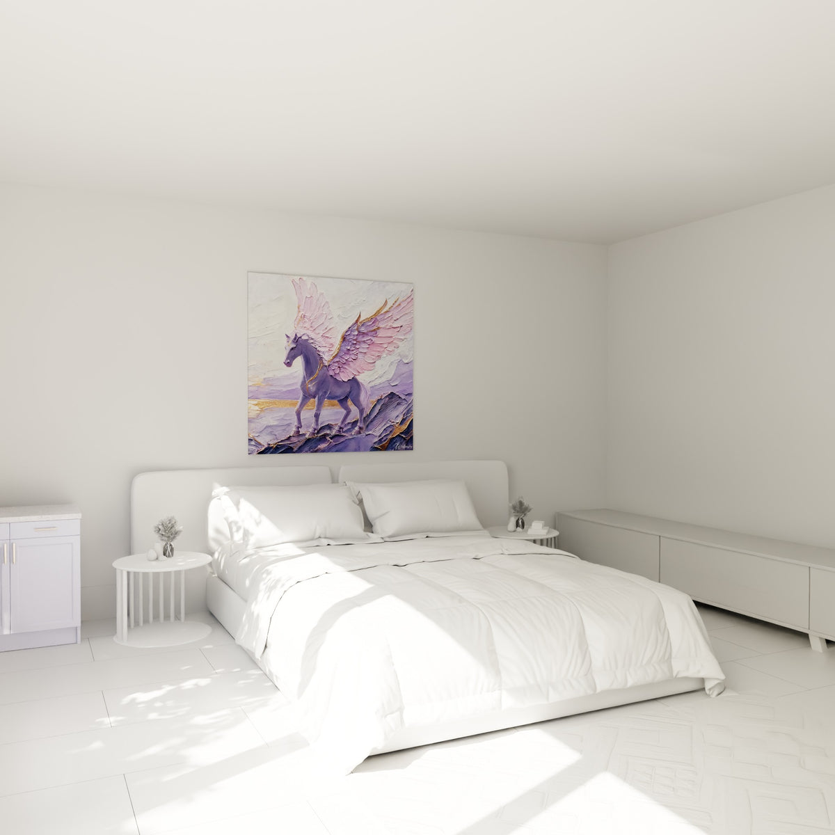 Créature ailée violette et rose aux reflets dorés, accrochée au-dessus d'un lit dans une chambre claire