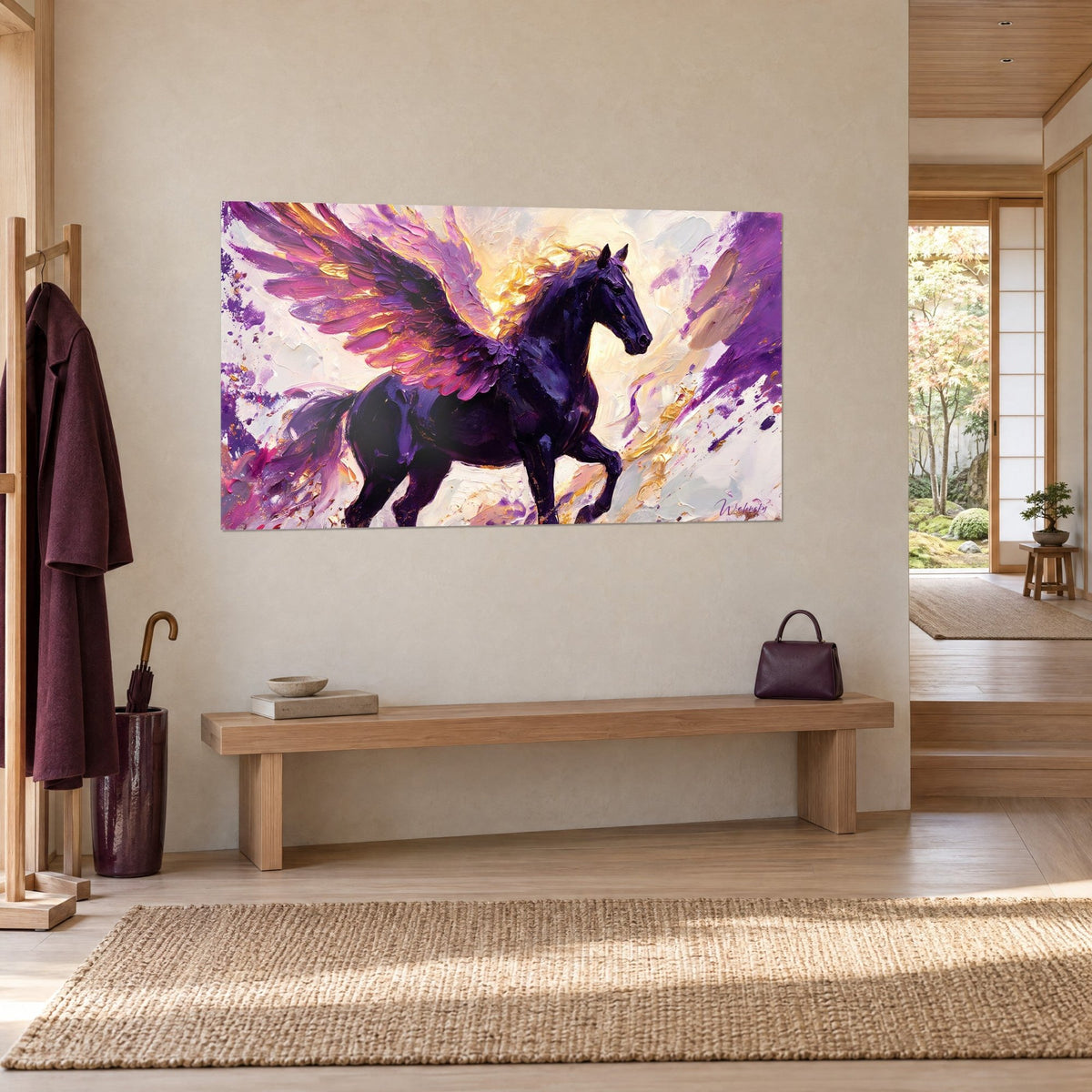 Tableau Pégase sombre au galop, ailes magenta et or déployées sur fond crème, banc en bois clair, entrée japandi