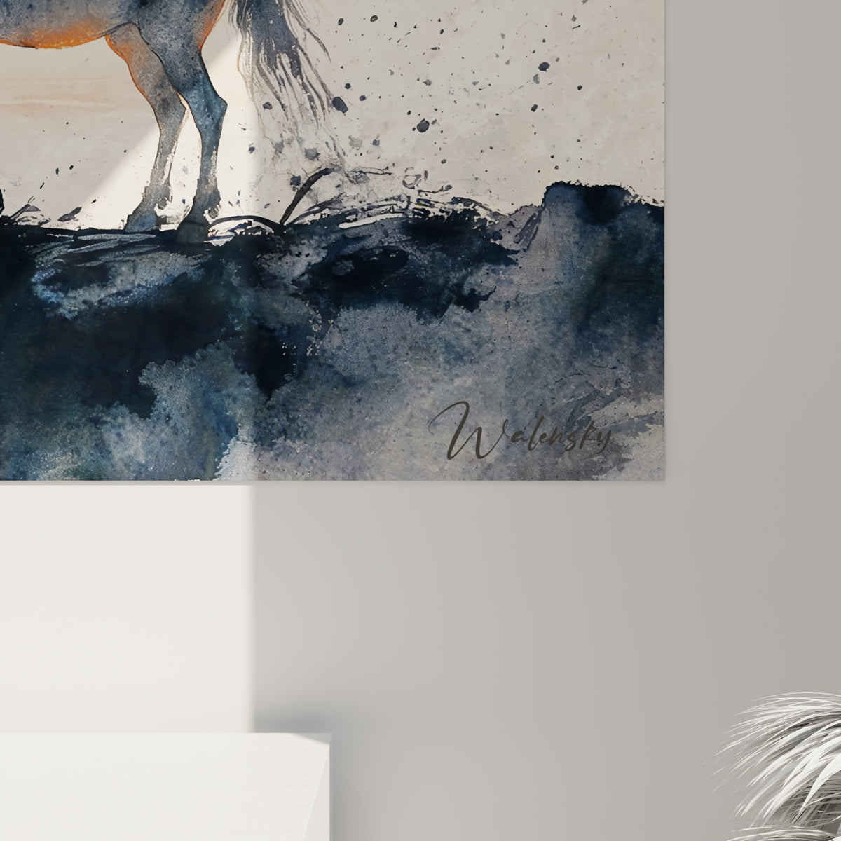 Empâtements et coulures d'encre anthracite dessinant les ailes de Pégase, touches orangées se mêlant au grain de la toile