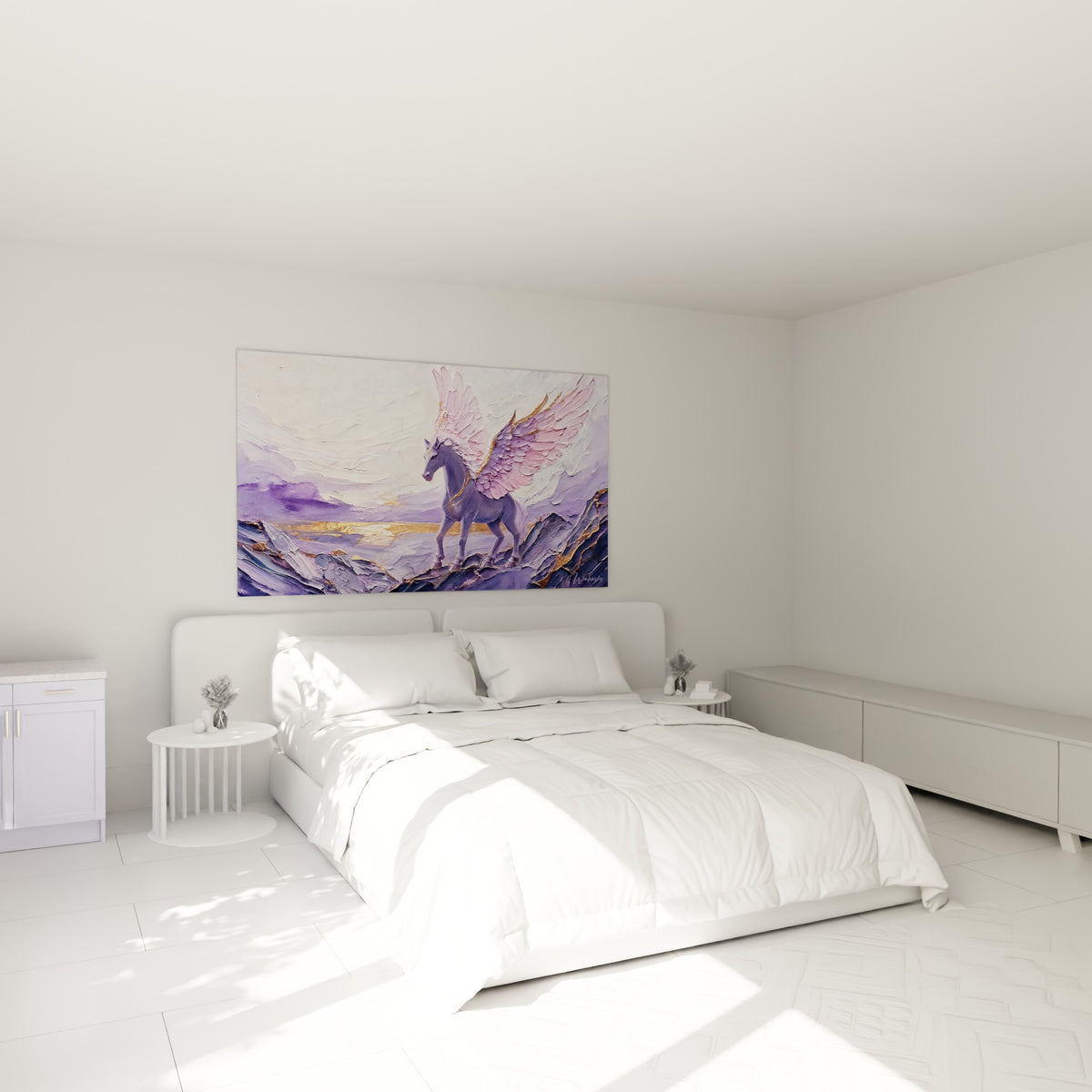 Créature ailée mauve et or dressée face à l'horizon, au-dessus d'un lit dans une chambre claire