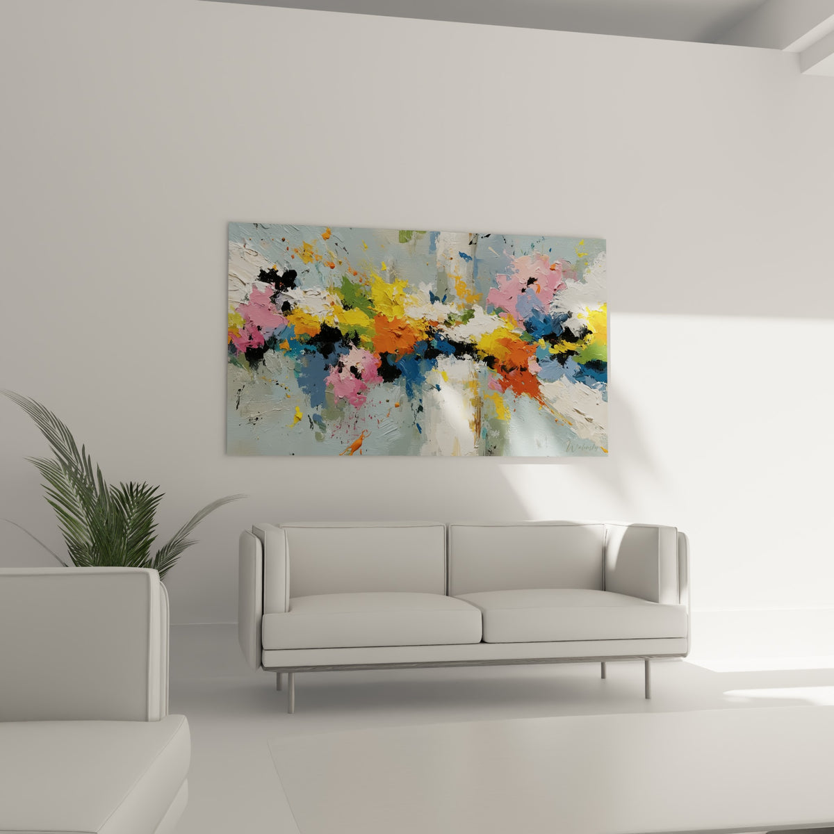 Composition florale bleu pétrole et jaune ocre suspendue au-dessus d'un canapé dans un salon lumineux