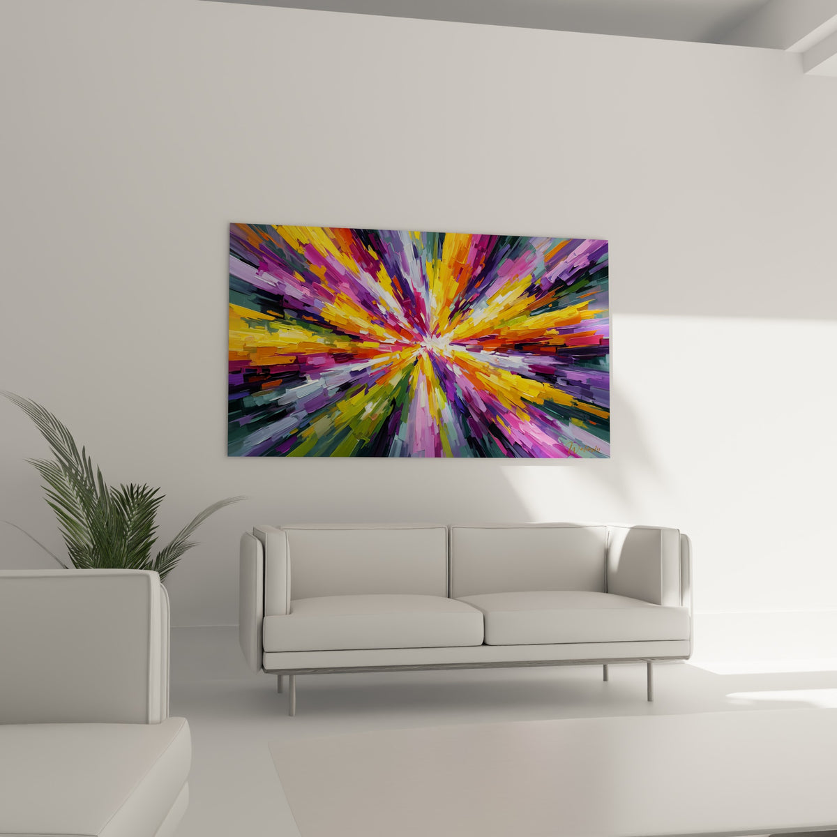 Rayons colorés jaune et violet accrochés au-dessus d'un canapé dans un salon lumineux