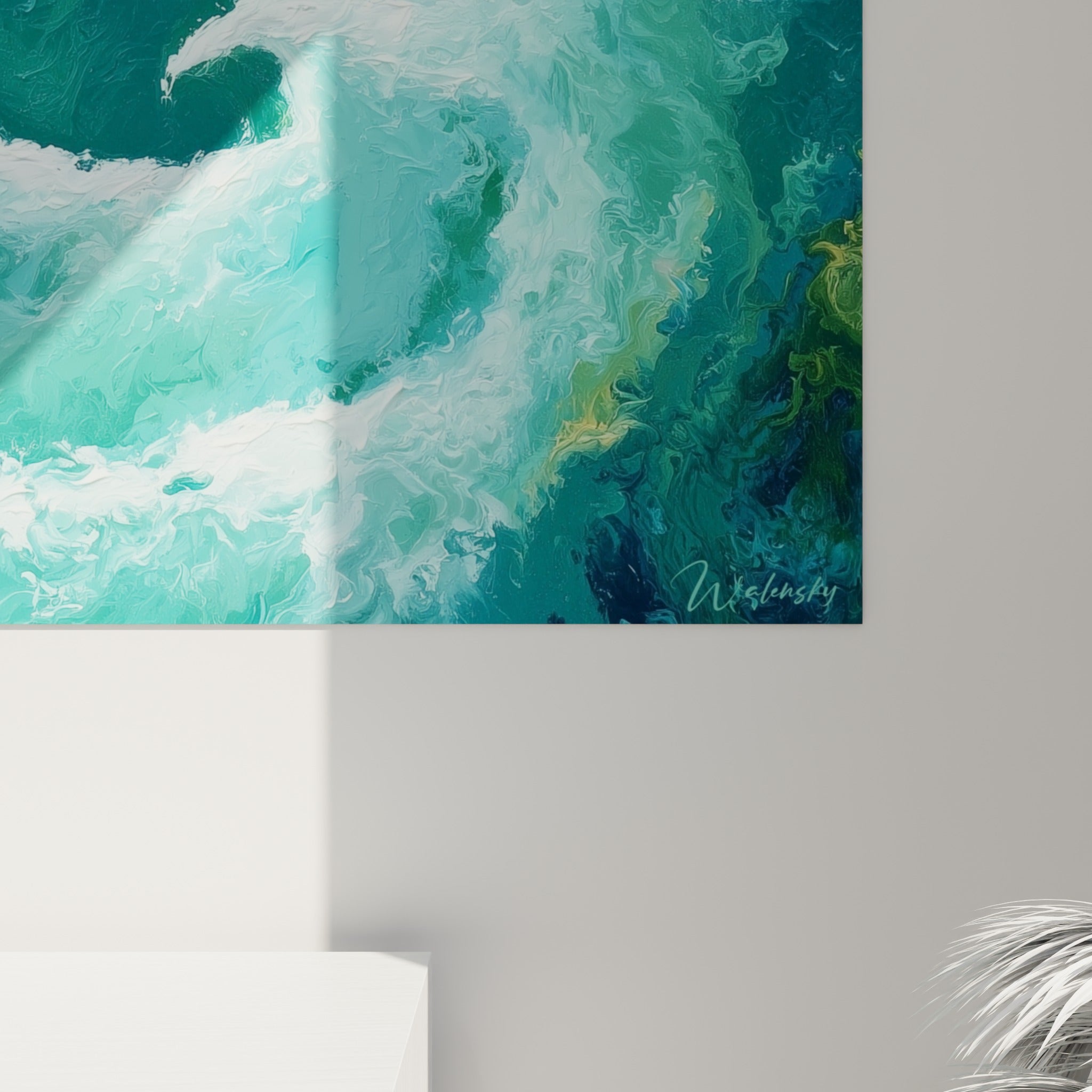 Empâtements blancs et turquoise se mêlant en coulures, matière épaisse du tourbillon marin peint