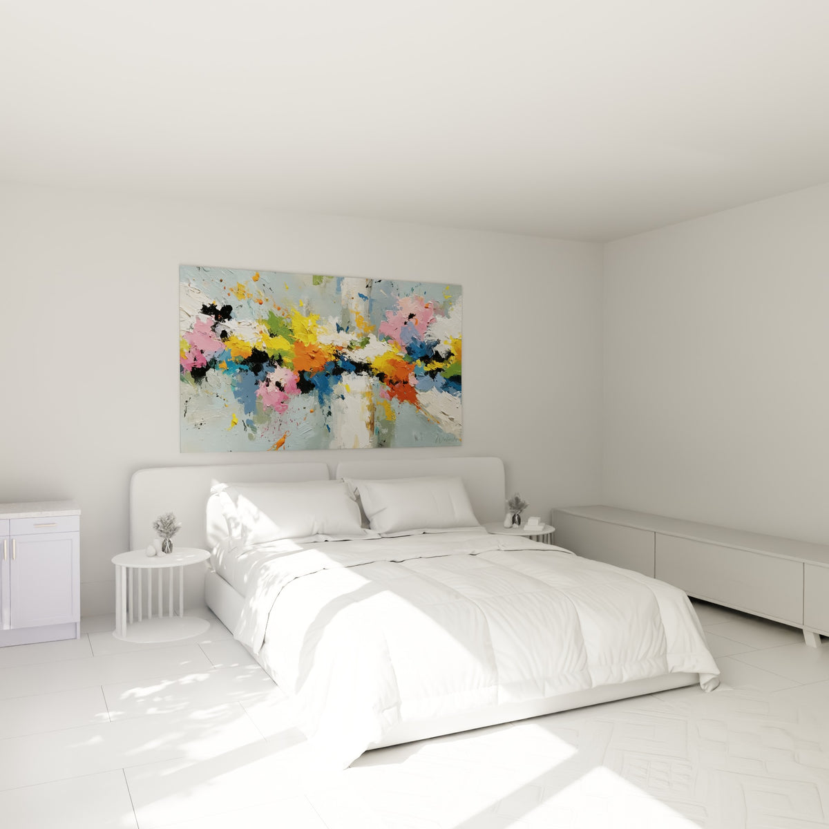 Fleurs éclatantes rose et orange peintes en relief, accrochées au-dessus d'un lit dans une chambre claire