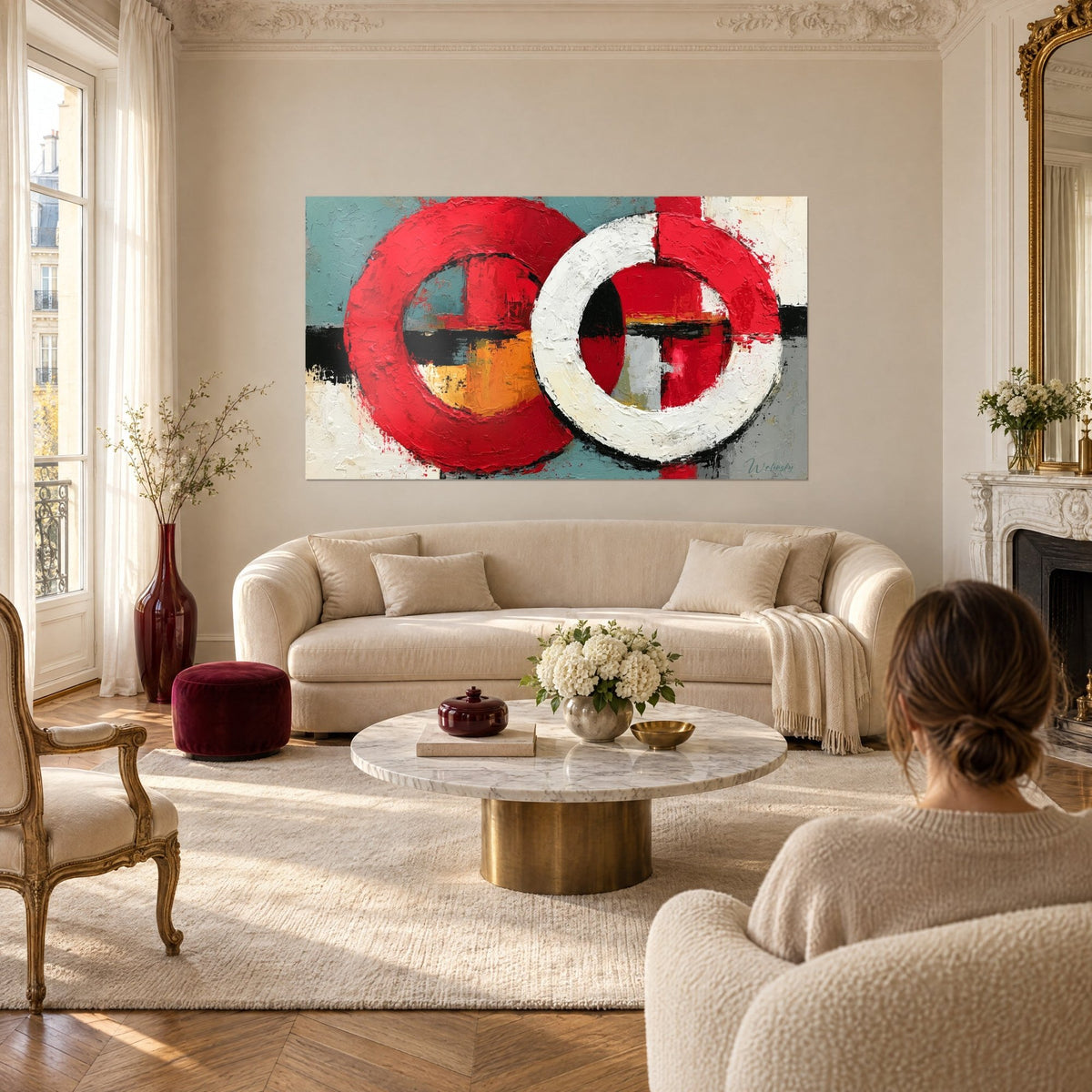 Schilderij ineengestrengelde ringen karmijnrood en crèmewit op blauwgrijze achtergrond, dik aangebrachte verf, boven een bank in een lichte woonkamer