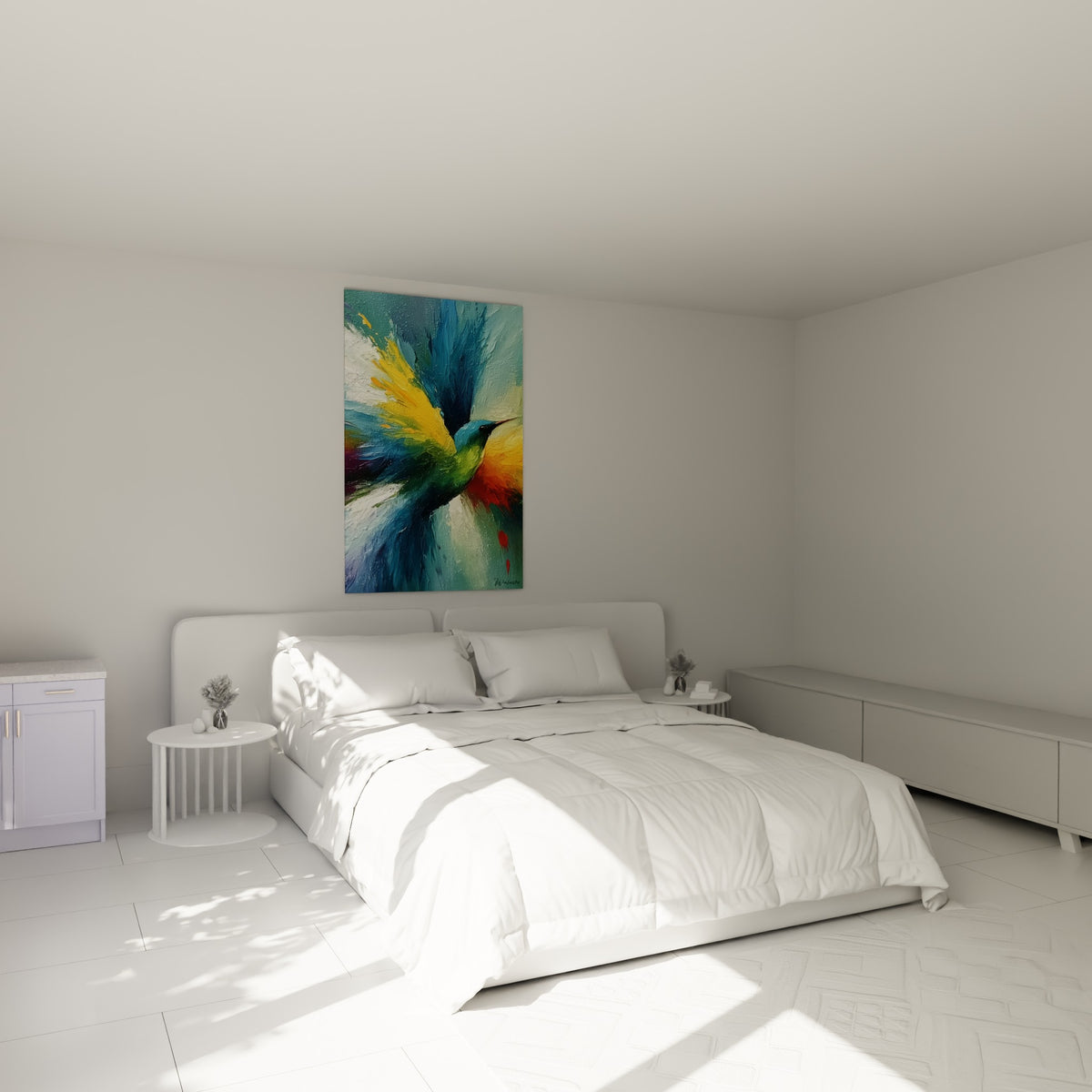 Oiseau aux ailes jaune doré et bleu turquoise déployées, accroché au-dessus d'un lit dans une chambre claire