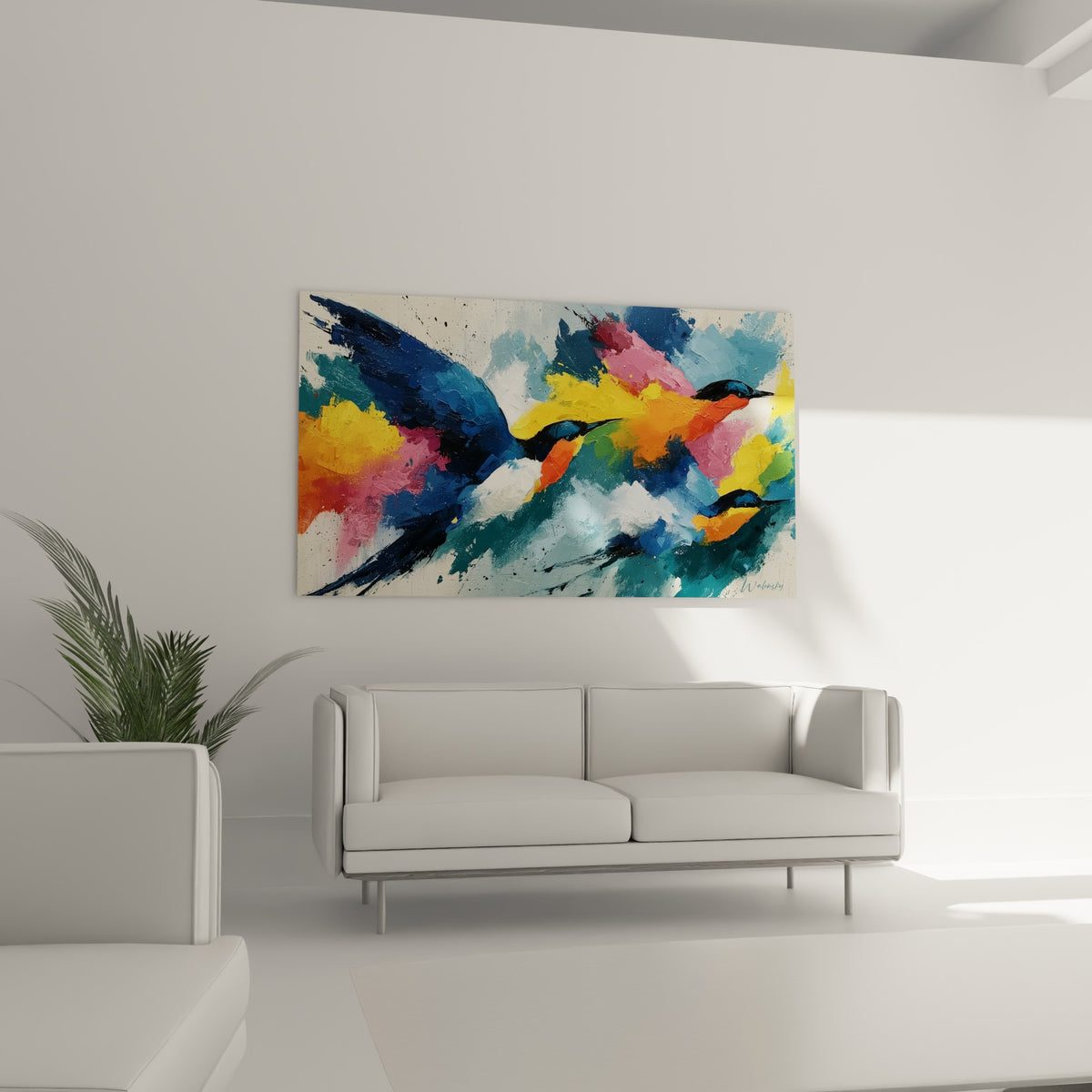 Silhouettes d'oiseaux bleu et orange vif traversant une toile expressive au-dessus d'un canapé dans un salon lumineux