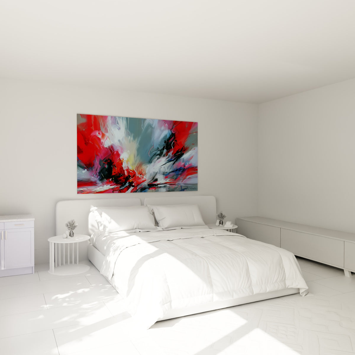 Toile abstraite rouge et gris anthracite aux empâtements bruts, au-dessus d'un lit dans une chambre claire