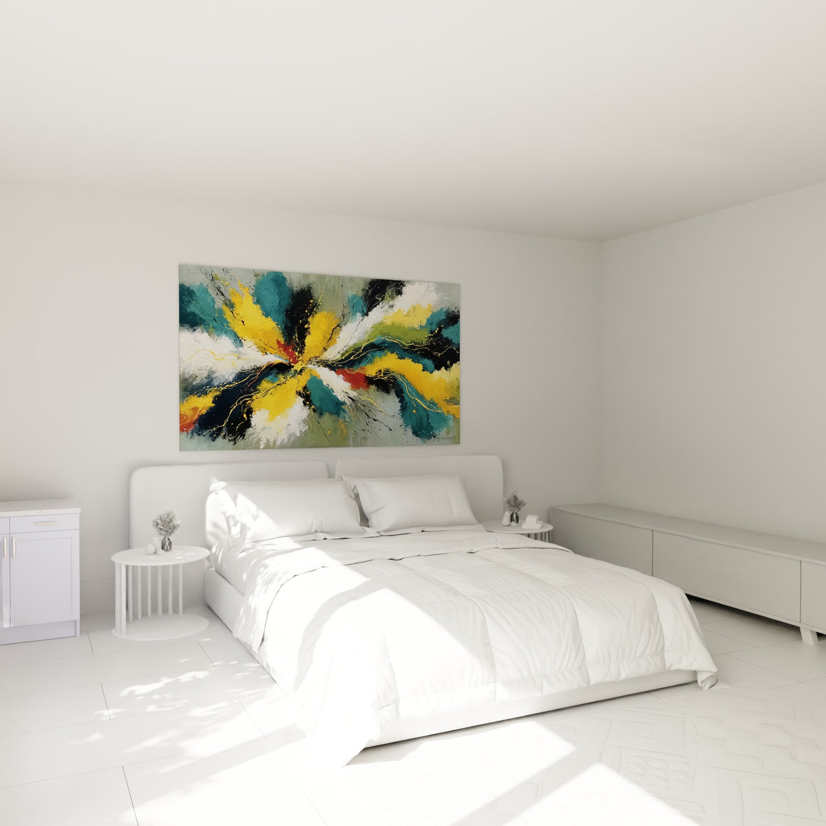 Éclats jaune safran et bleu canard traversant la toile, au-dessus d'un lit dans une chambre claire