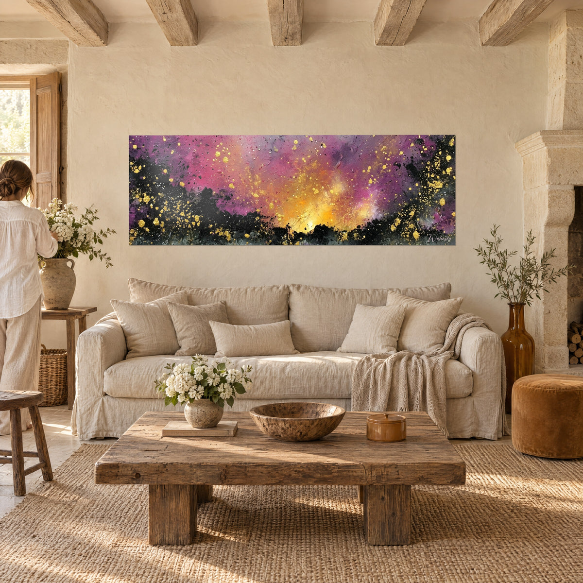 Gemälde Goldener Nebel mit violetten und fuchsiafarbenen Funken, leuchtend orangefarbenes Zentrum, über einem Sofa in einem hellen Wohnzimmer