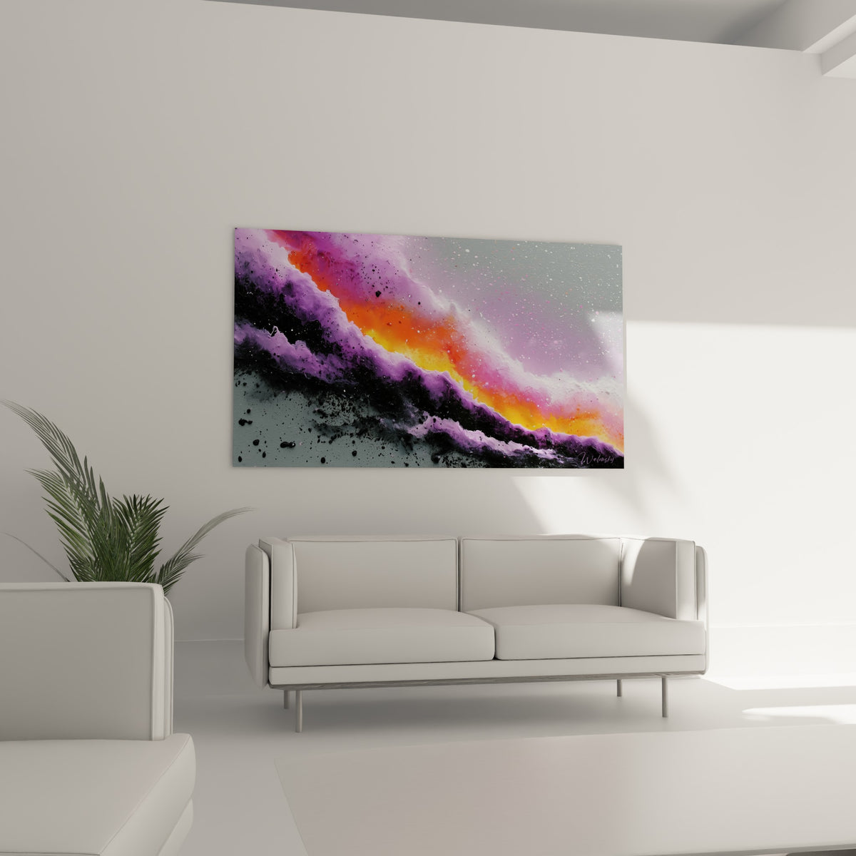 Explosion chromatique violette et dorée sur fond gris, disposée au-dessus d'un canapé dans un salon lumineux
