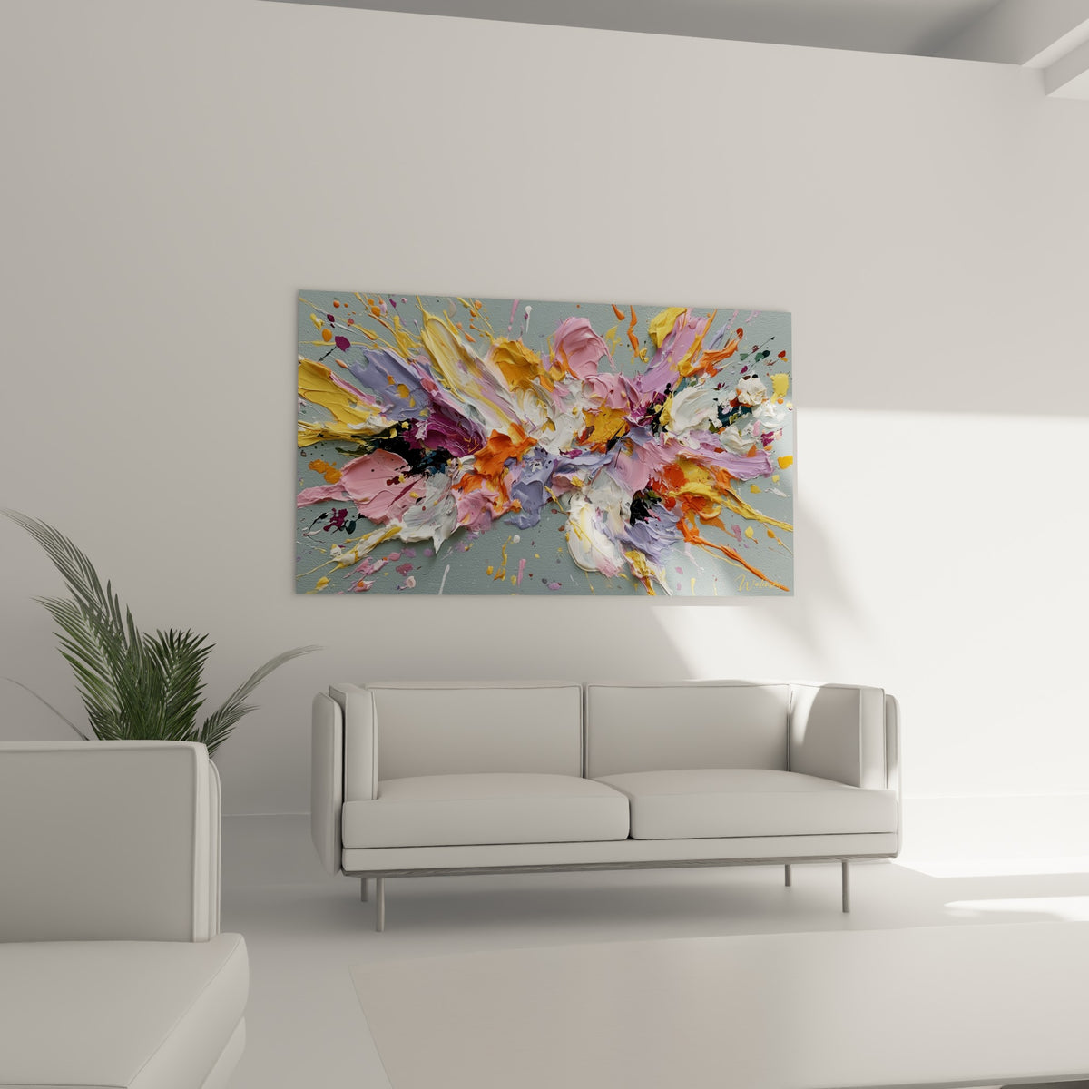 Composition florale orangée et blanche aux reliefs marqués suspendue au-dessus d'un canapé dans un salon lumineux