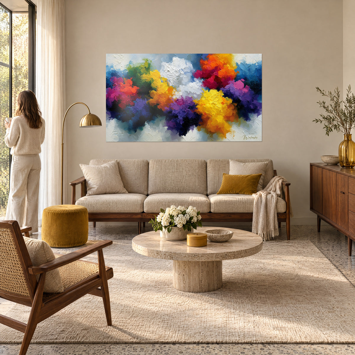 Schilderij met wolken van gele en paarse verf in dikke impasto, vrouw van achteren, boven een bank in een lichte woonkamer