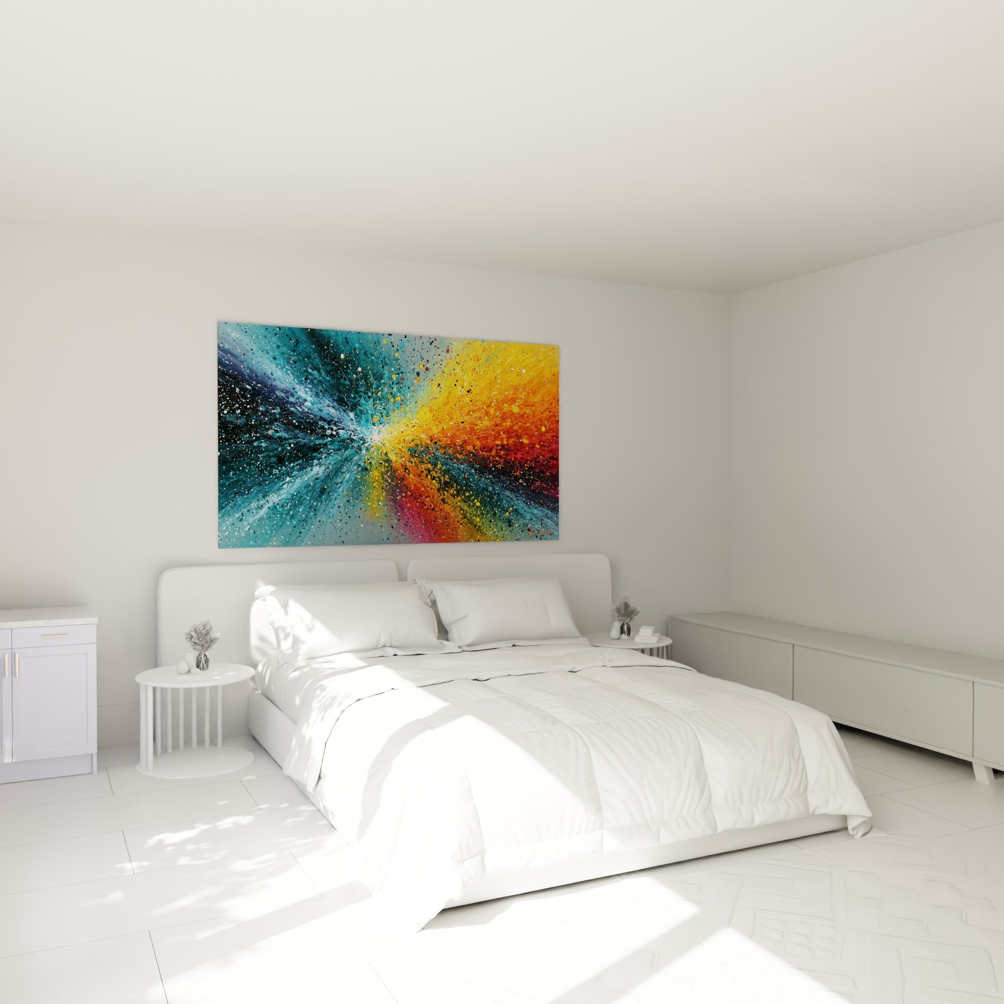 Jaillissement coloré bleu sarcelle et rouge carmin au-dessus d'un lit dans une chambre claire