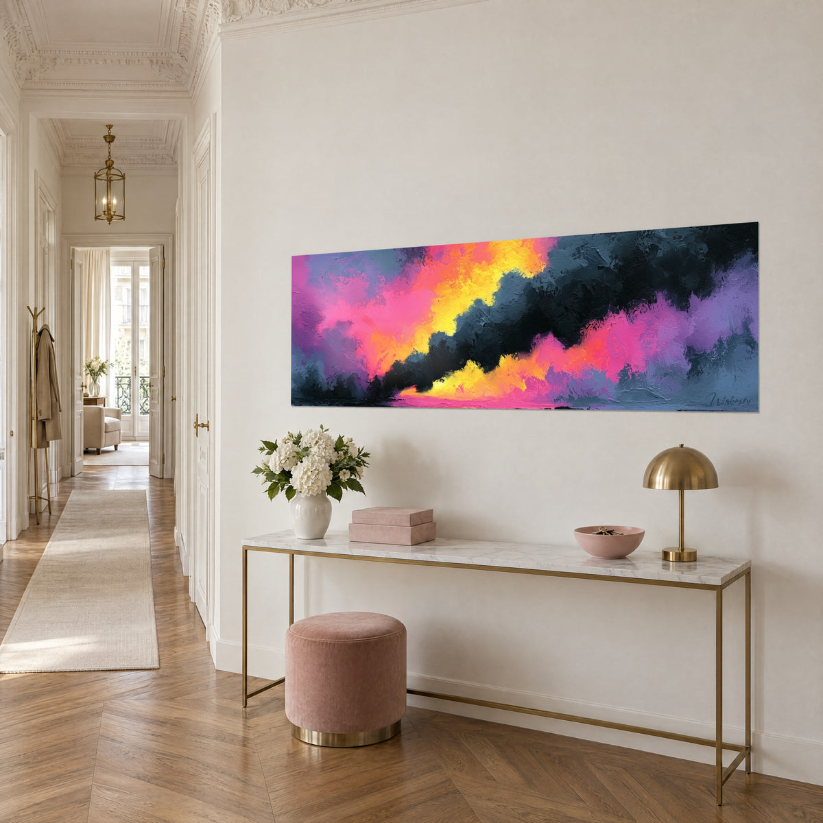 Quadro di cielo in fusione, pennacchi di fumo antracite e bagliori arancio, posto sopra una consolle dorata, vista di tre quarti
