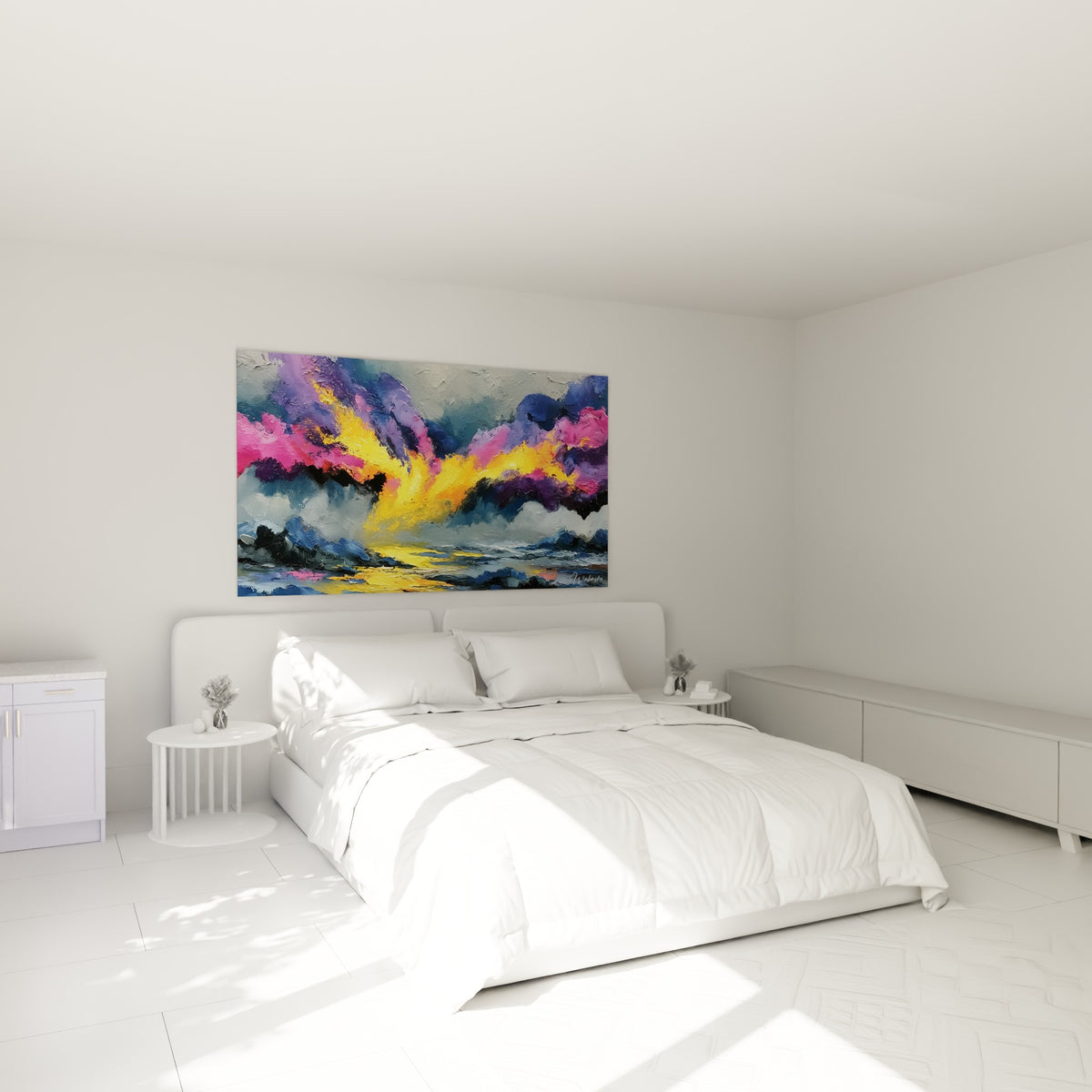 Lumière jaune fendant un ciel orageux bleu marine, tableau style peinture abstrait au-dessus d'un lit dans une chambre claire
