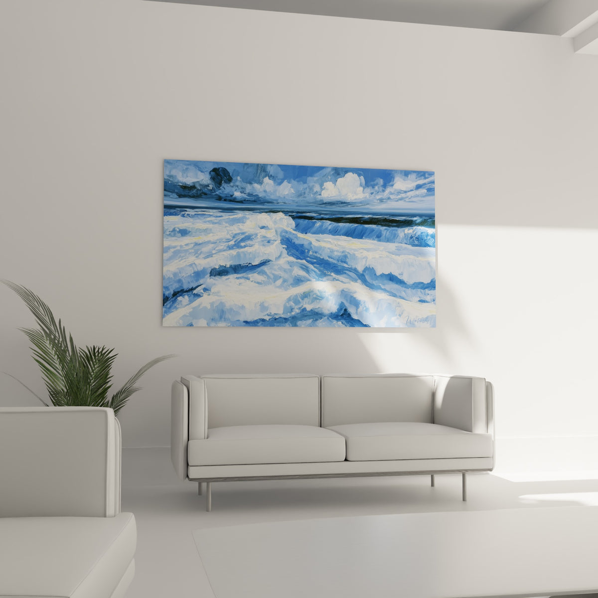 Mer déchaînée aux tons bleu marine et dorés accrochée au-dessus d'un canapé dans un salon lumineux