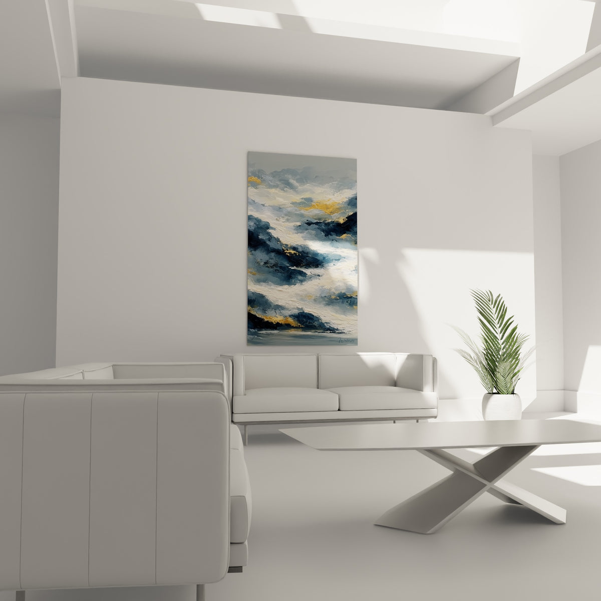 Océan tumultueux aux teintes anthracite et ocre suspendu au-dessus d'un canapé dans un salon lumineux