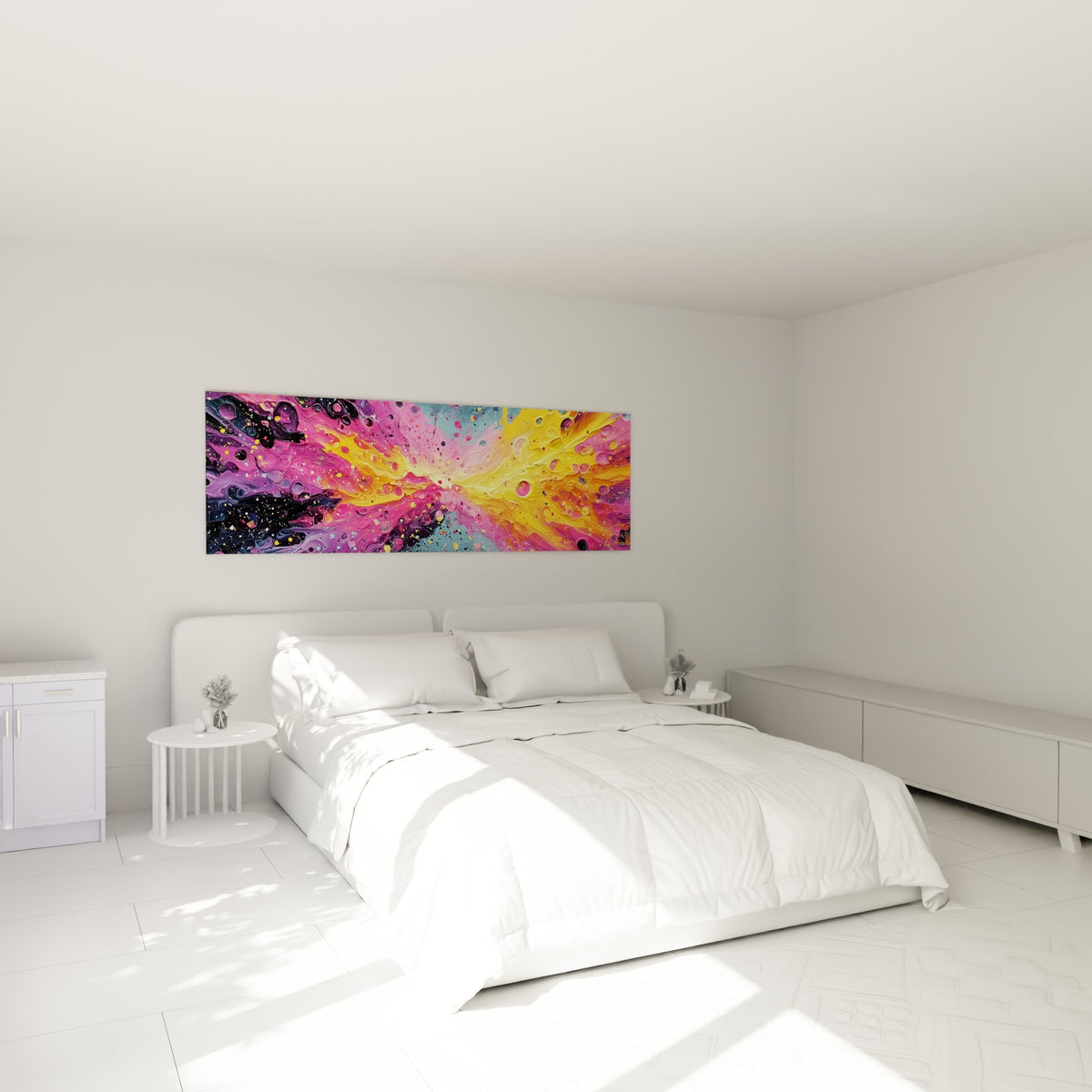 Coulures roses et dorées d'une œuvre abstraite accrochée au-dessus d'un lit dans une chambre claire