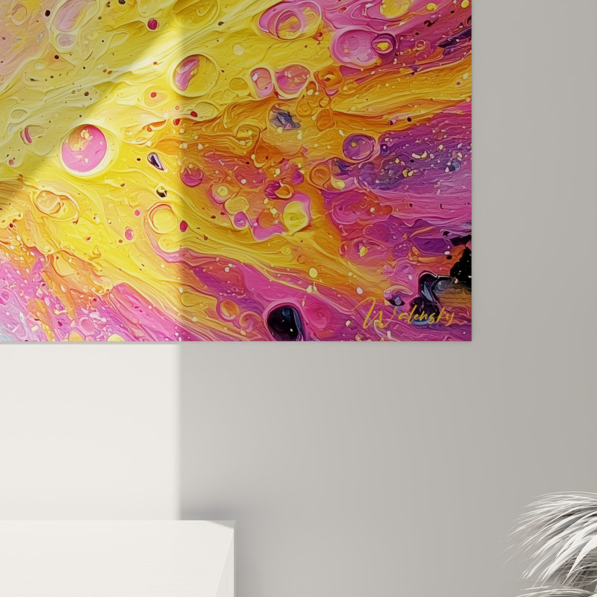 Empâtements de peinture jaune et rose fuchsia, coulures et bulles de matière visibles sur la toile