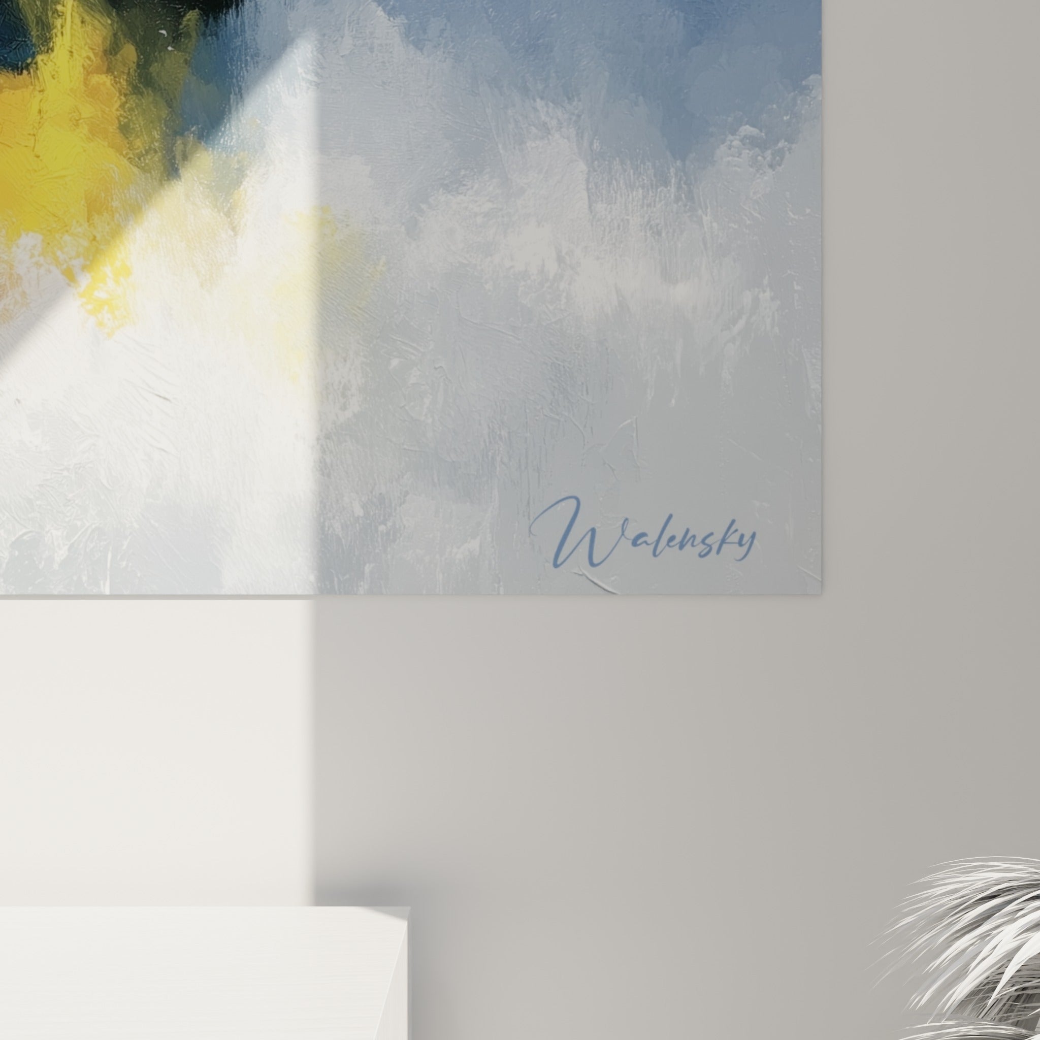 Empâtements bleu ardoise et coulures dorées visibles de près sur ce tableau style Peinture abstrait accroché au mur
