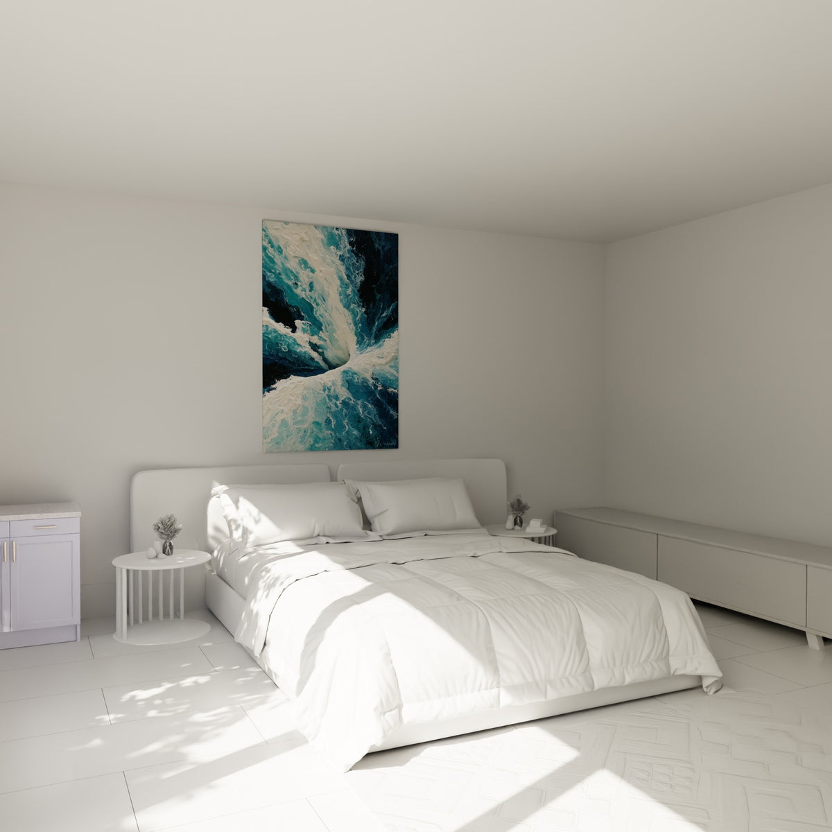 Vortex bleu marine et crème aux empâtements marqués, accroché au-dessus d'un lit dans une chambre claire