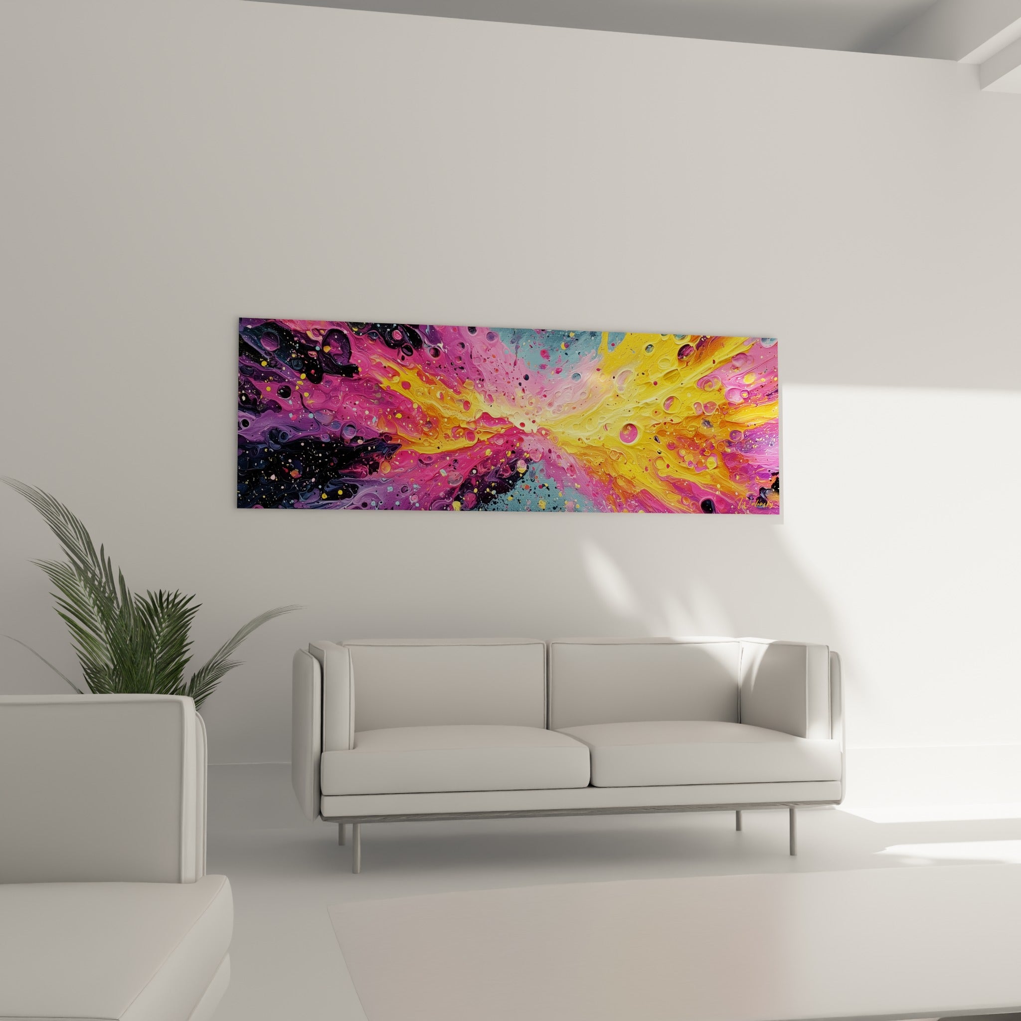 Éclats turquoise et violets d'un tableau abstrait suspendu au-dessus d'un canapé dans un salon lumineux