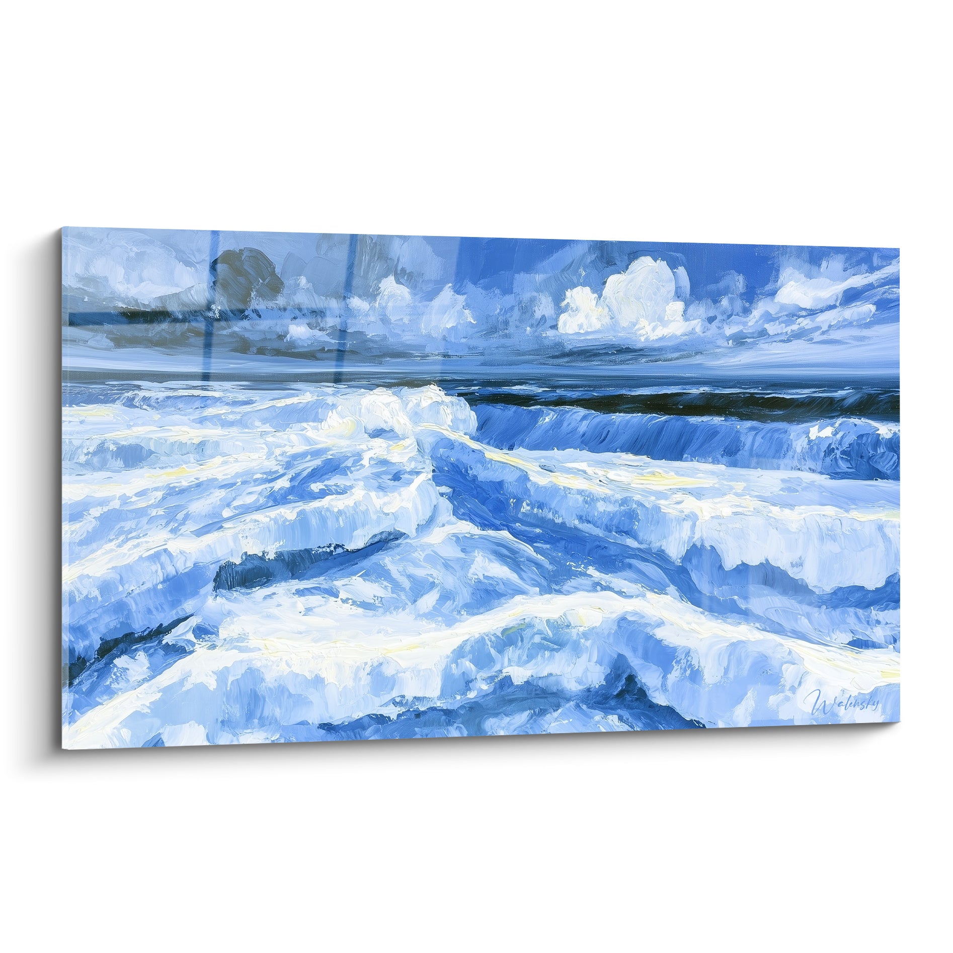 Vagues bleu marine et blanches déferlantes sous un ciel nuageux, peinture abstraite marine expressive