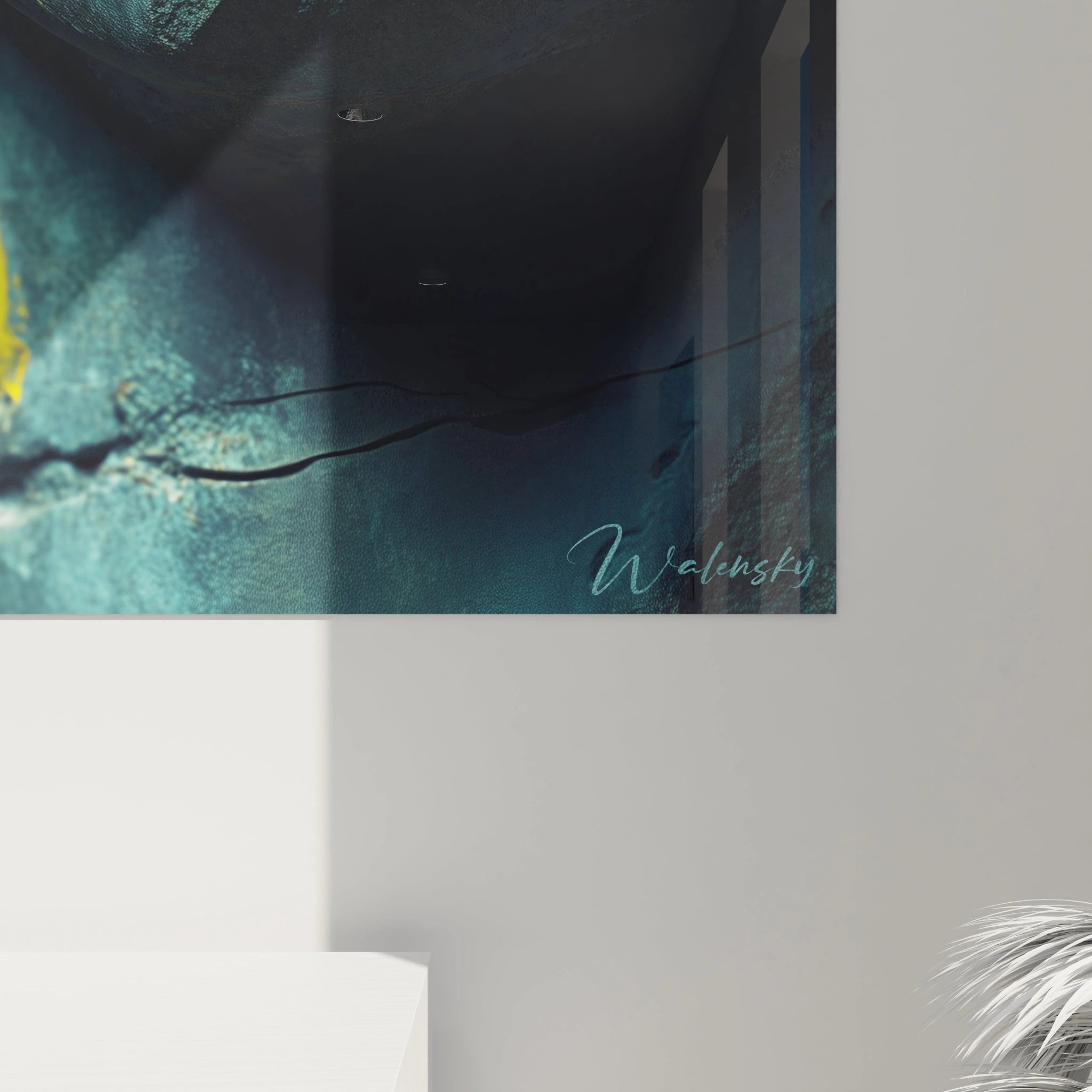 Tableau statue d'inspiration hellénistique présentant un visage aux traits parfaits, avec une intervention contemporaine sous forme de bande jaune éclatante. Les teintes bleu-vert et jaune s'opposent dans une composition contrastée aux textures variées.