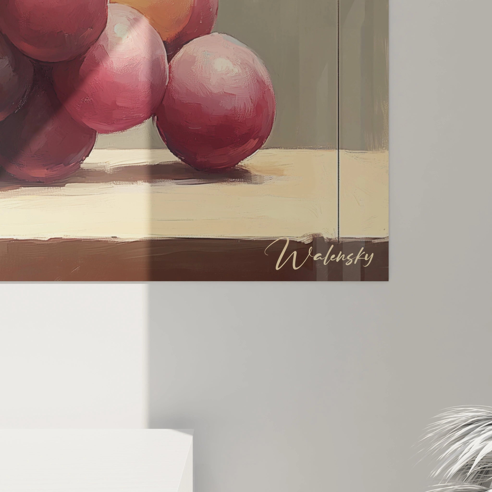 Un tableau nature morte abstrait détaillant des raisins rouges et violets, avec un fond lisse beige neutre et une table aux textures brutes pour un contraste équilibré.