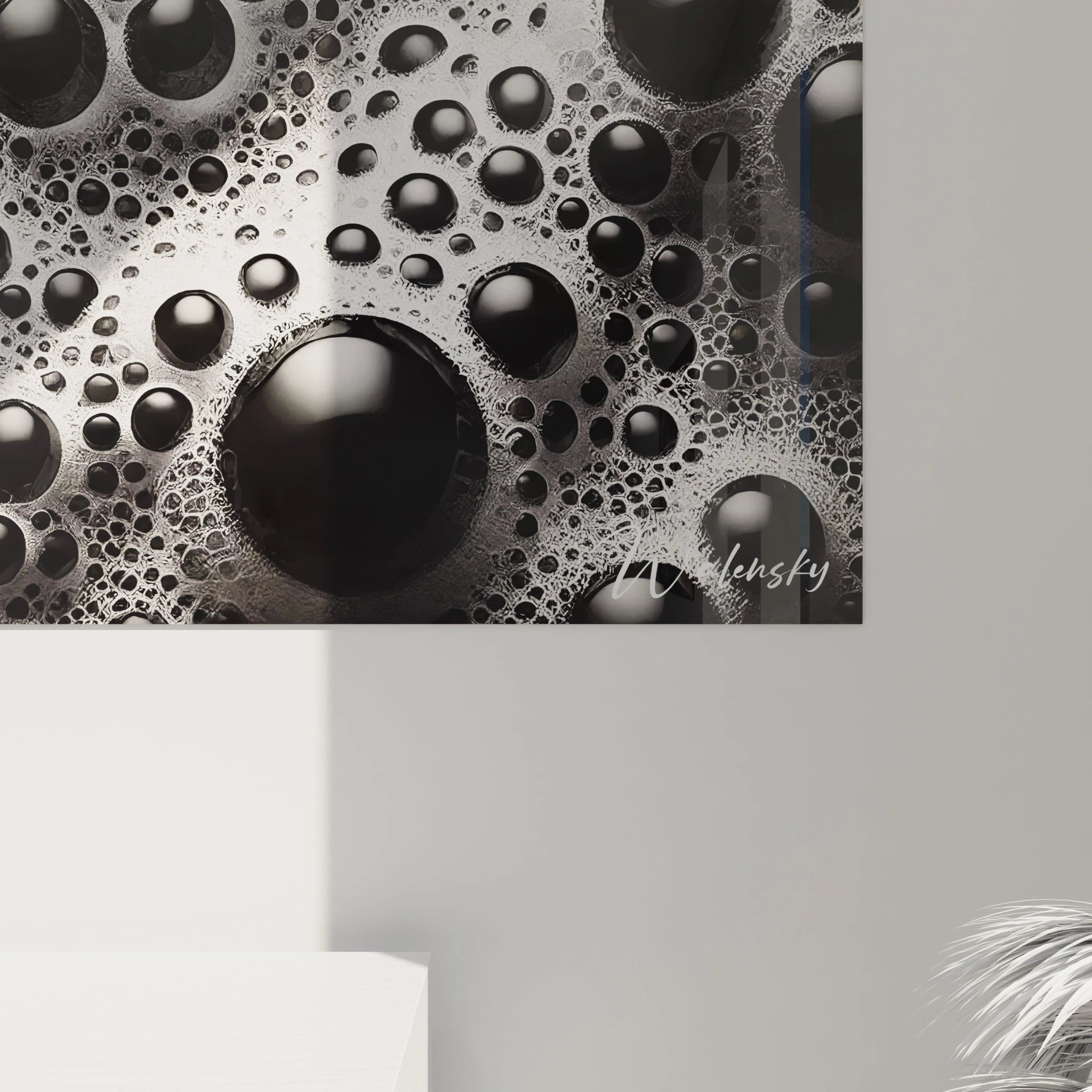 Un tableau artistique abstrait affichant des formes sphériques noires sur un arrière-plan argenté texturé, avec des effets de mousse et des contrastes de noir, argent et blanc.